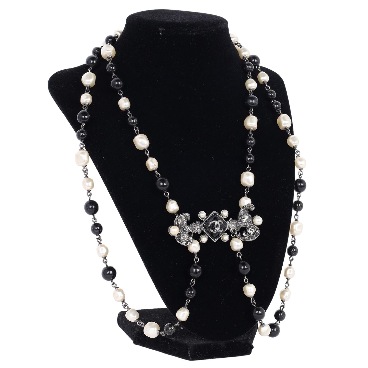 Women's or Men's Chanel Pearl Bead Enamel CC Baroque Long Necklace Black White For Sale
