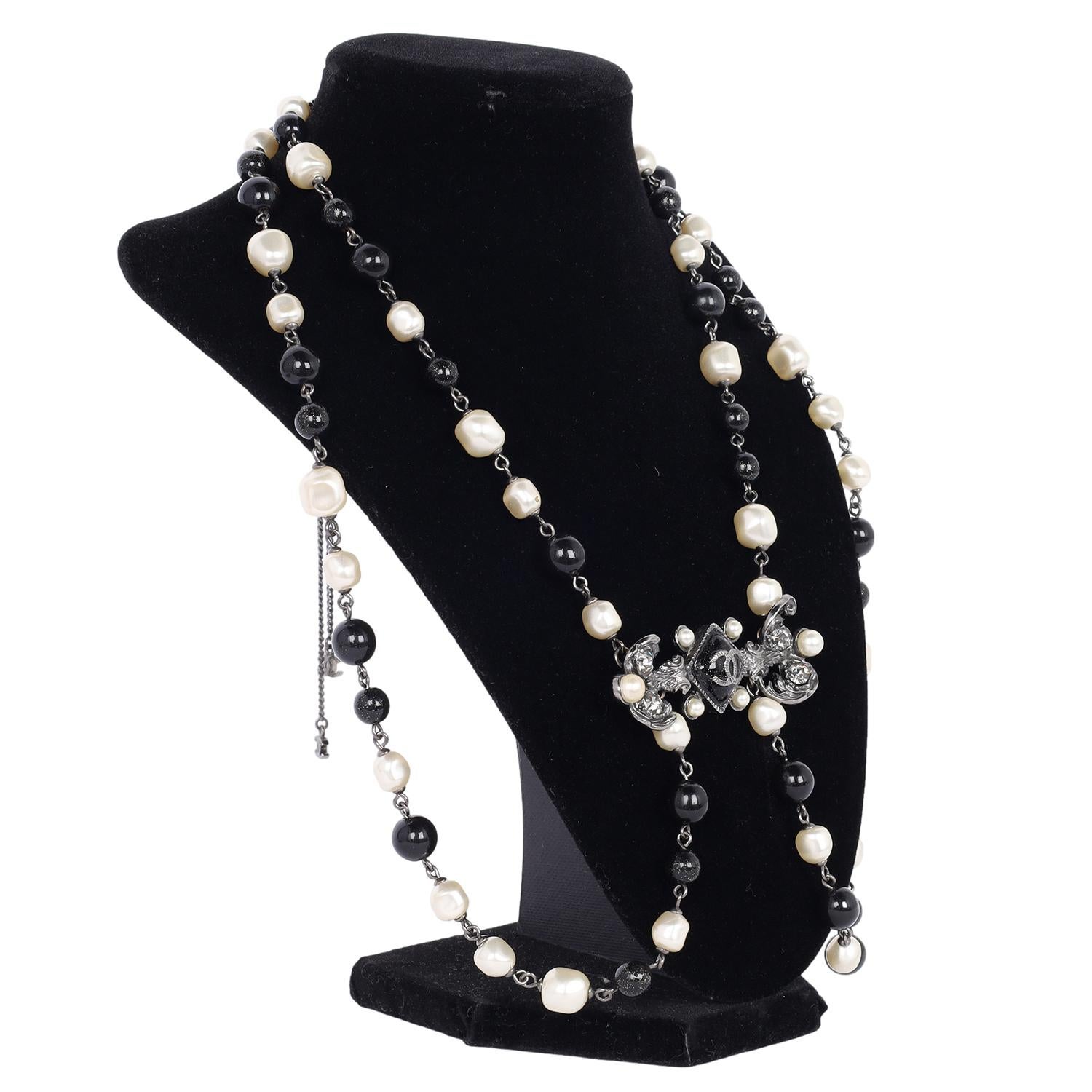 Chanel Pearl Bead Enamel CC Baroque Long Necklace Black White For Sale 1