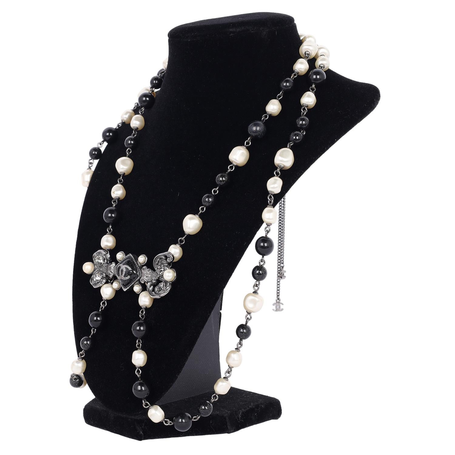 Chanel Pearl Bead Enamel CC Baroque Long Necklace Black White For Sale 2