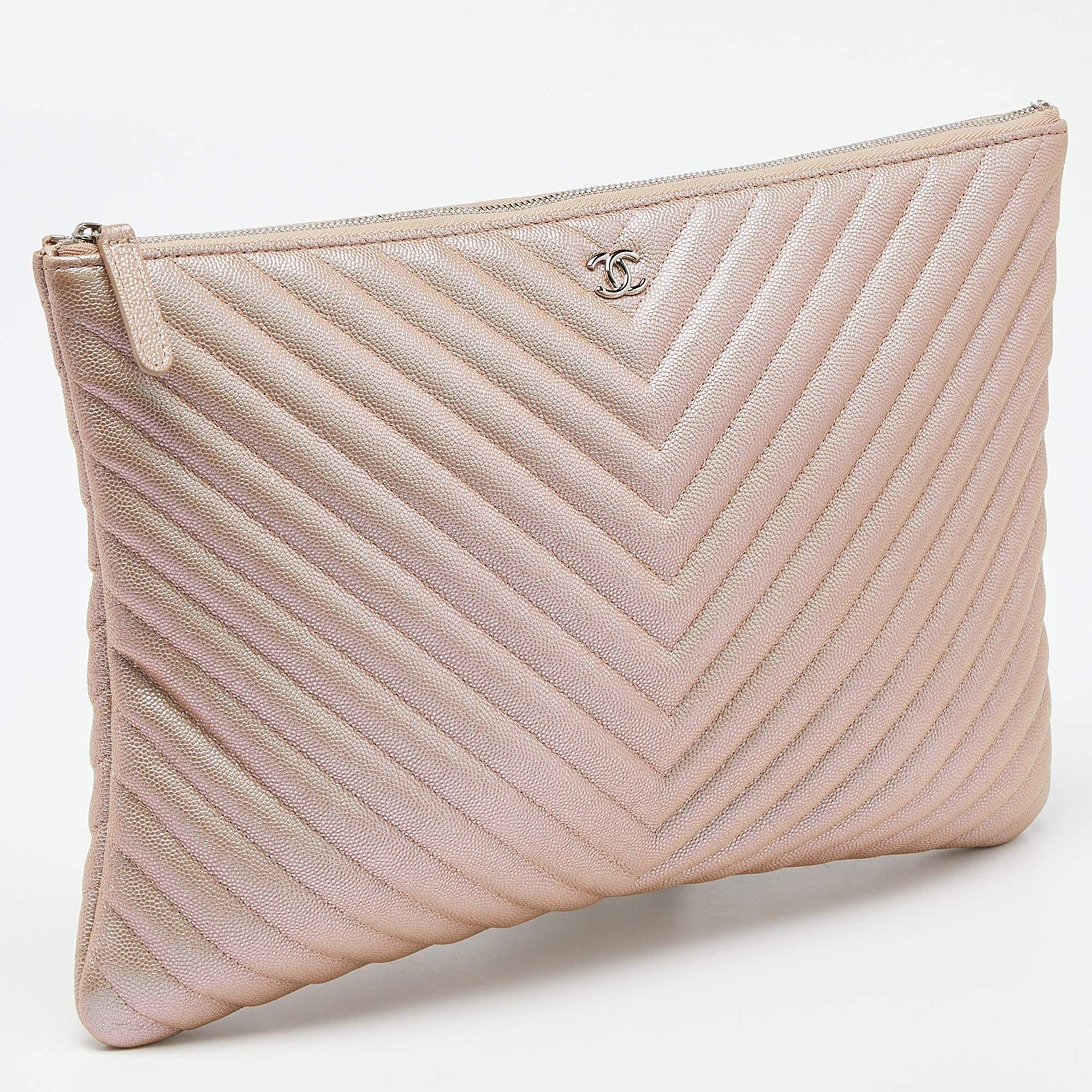 Chanel Pearl Beige Chevron Caviar Leather Large O-Case Zip Pouch In Good Condition In Dubai, Al Qouz 2