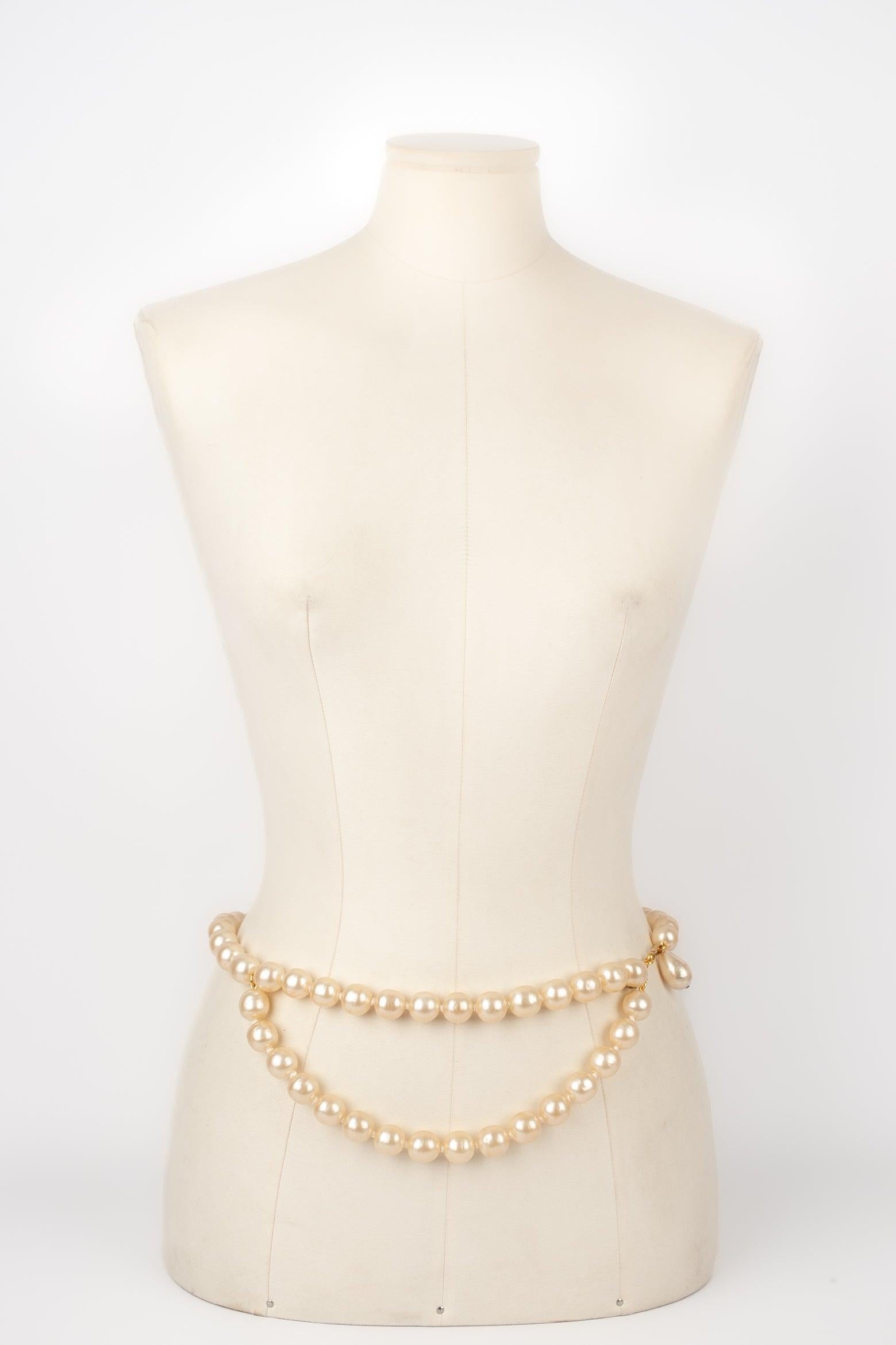 Chanel - (Made in France) Pearl belt assembled with knots. 1994 Fall-Winter Collection. To be mentioned, a pearl is flaked.
 
 Additional information: 
 Condition: Good condition
 Dimensions: Length: 82 cm
 Period: 20th Century
 
 Seller Reference:
