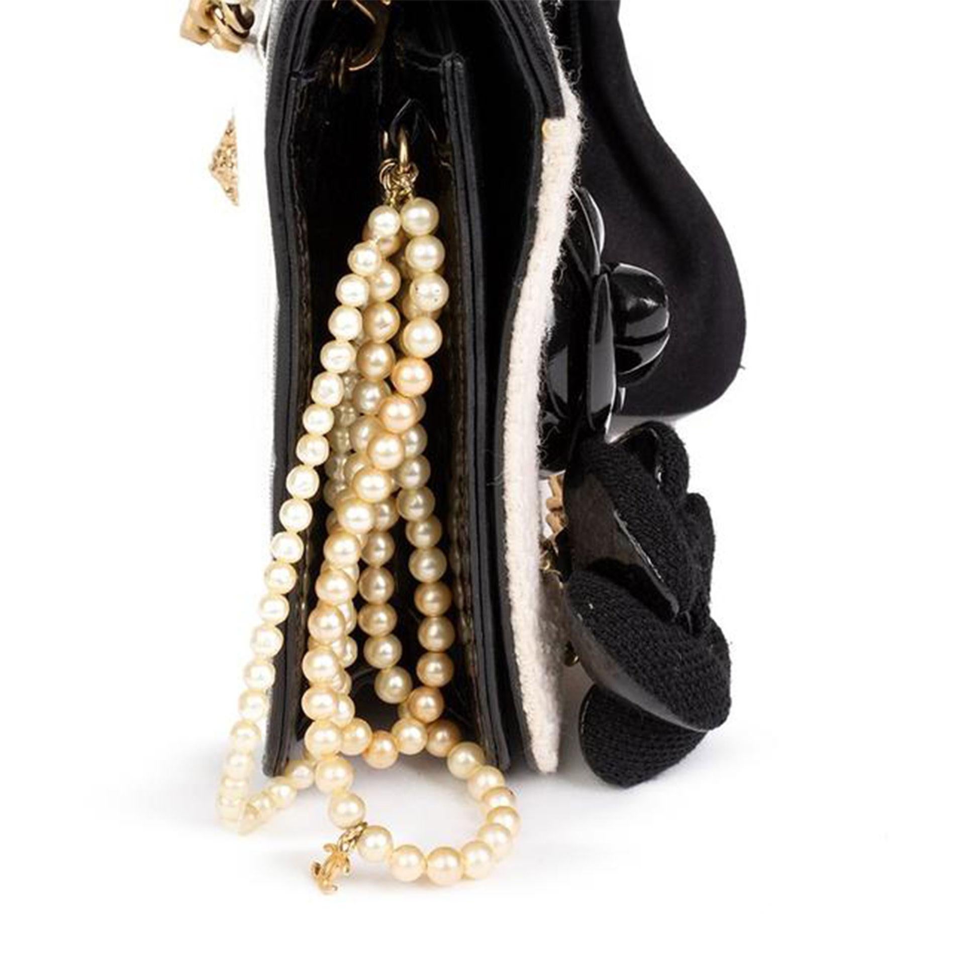 Chanel Bolso de hombro de piel de cordero con cadena de tweed blanco y negro perla en venta 5