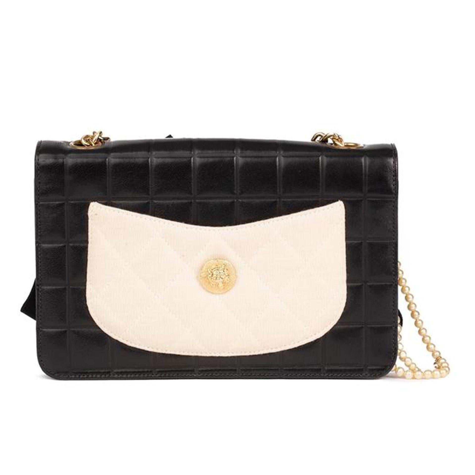 Chanel Bolso de hombro de piel de cordero con cadena de tweed blanco y negro perla en Bueno estado para la venta en Miami, FL