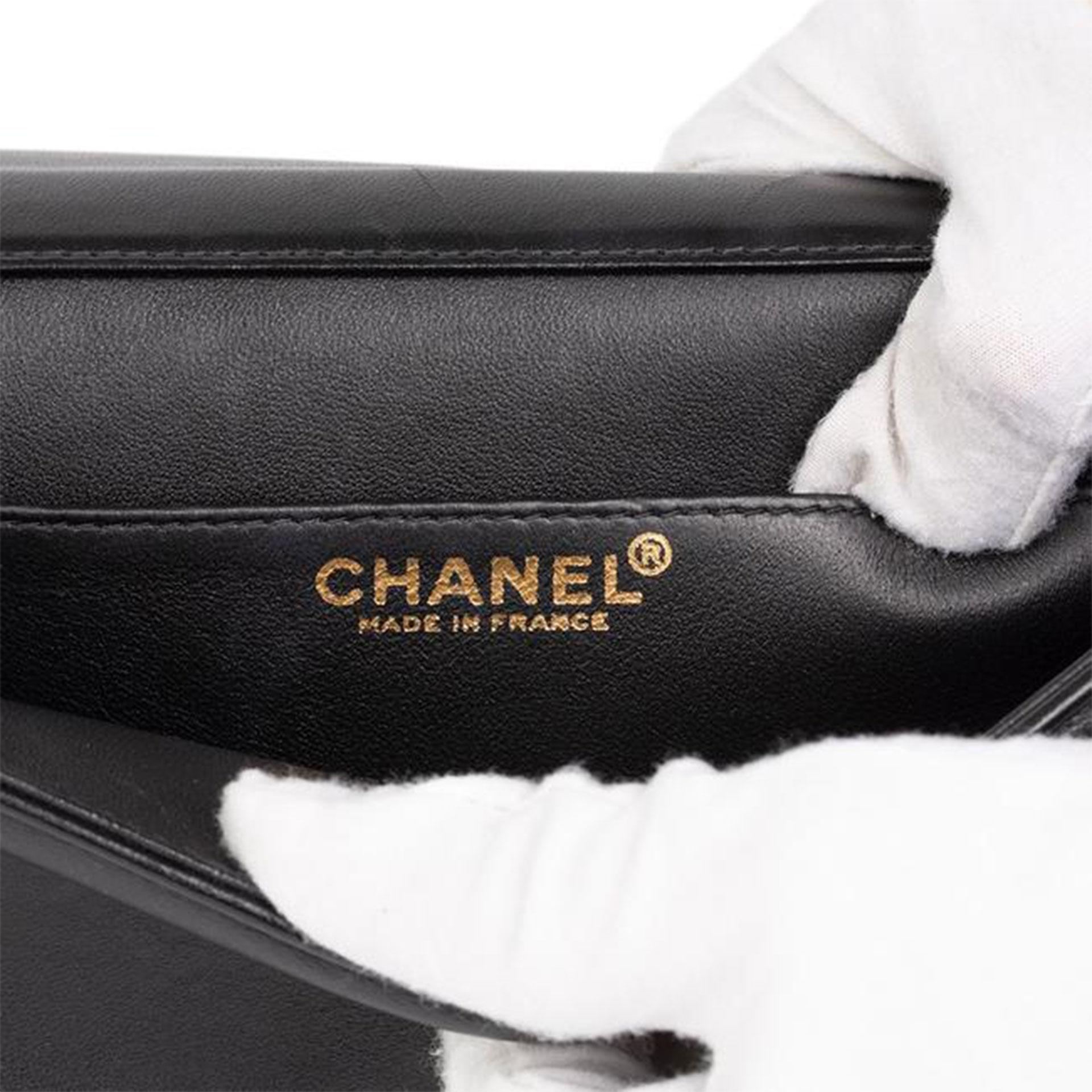 Chanel Bolso de hombro de piel de cordero con cadena de tweed blanco y negro perla en venta 1