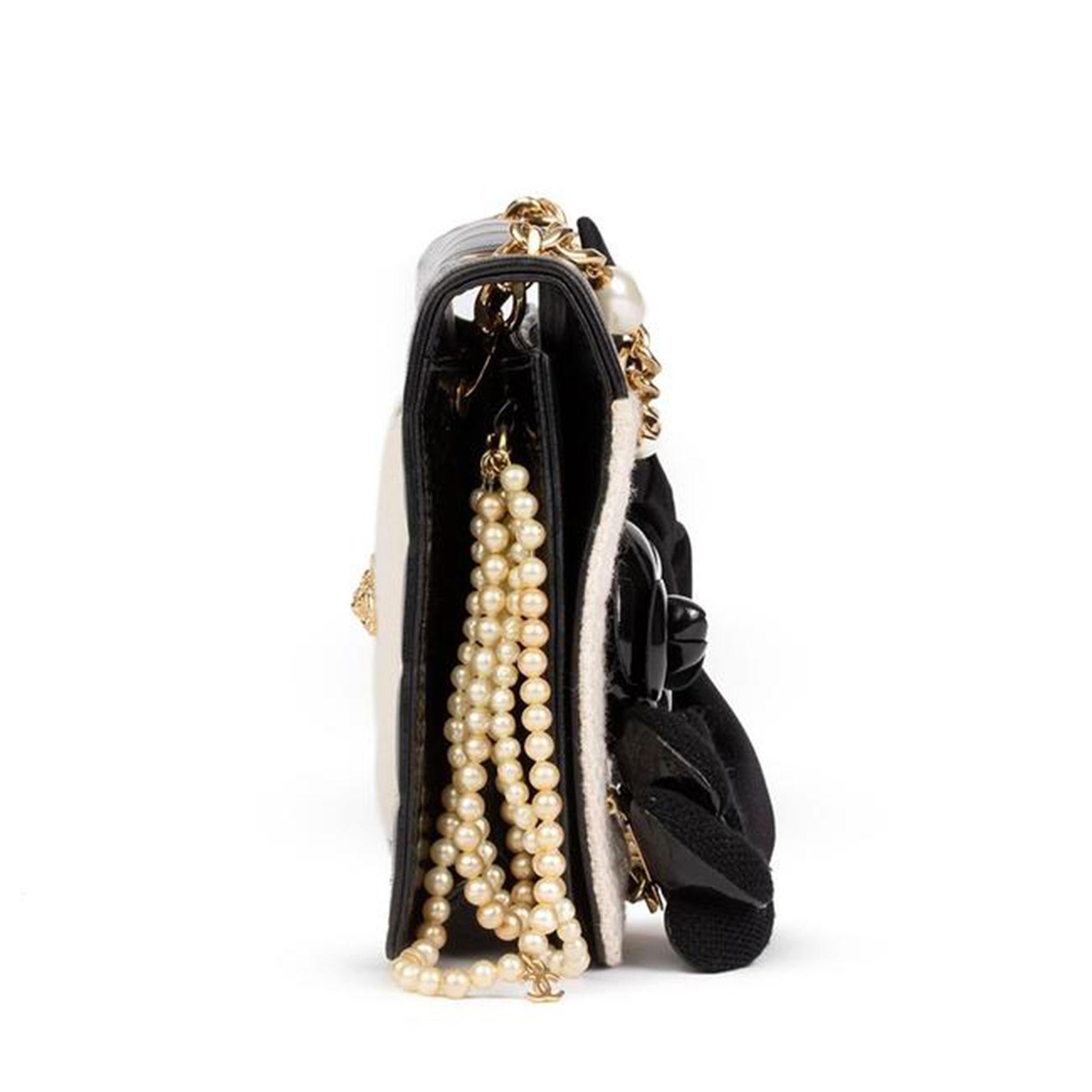 Chanel Bolso de hombro de piel de cordero con cadena de tweed blanco y negro perla en venta 4