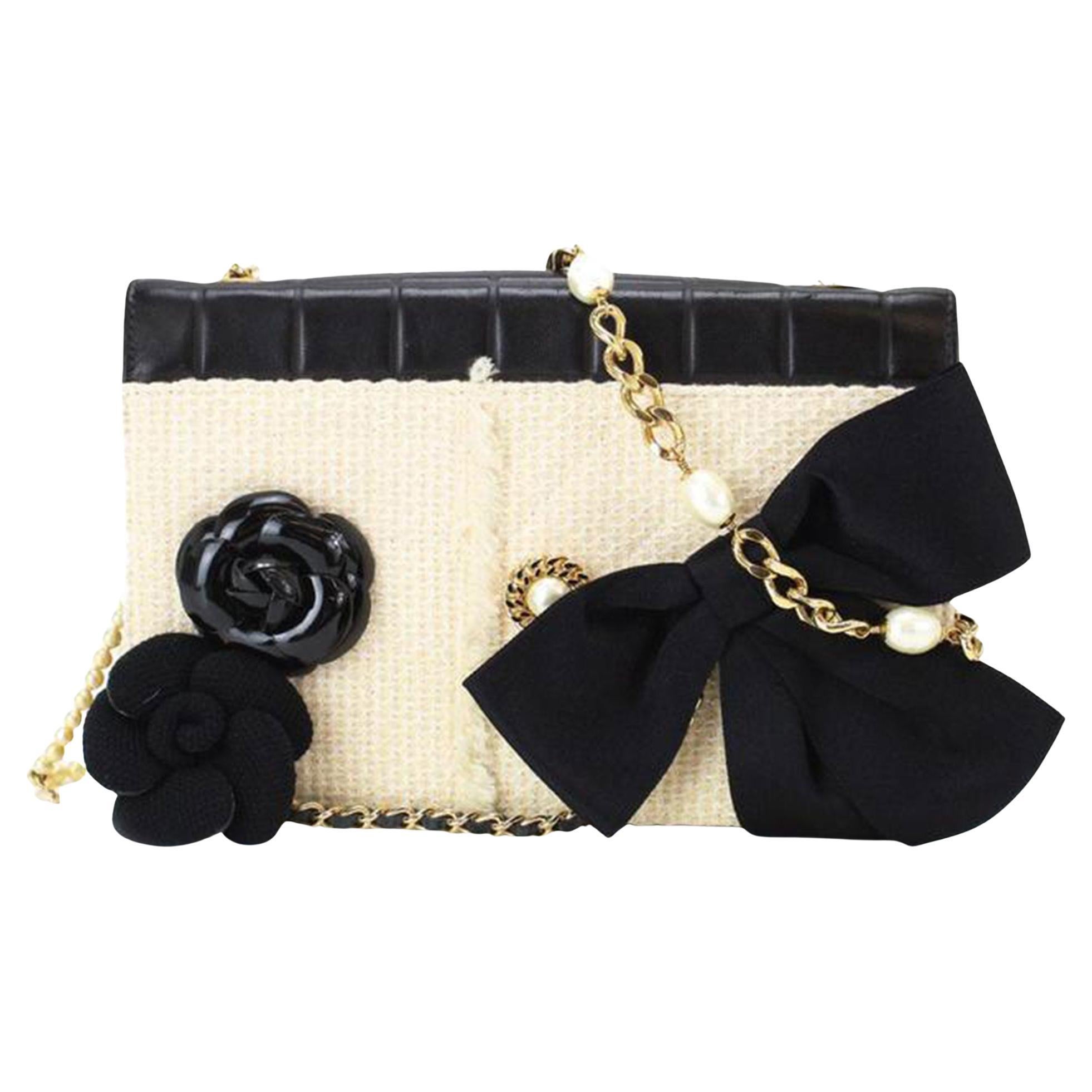 Chanel Bolso de hombro de piel de cordero con cadena de tweed blanco y negro perla en venta
