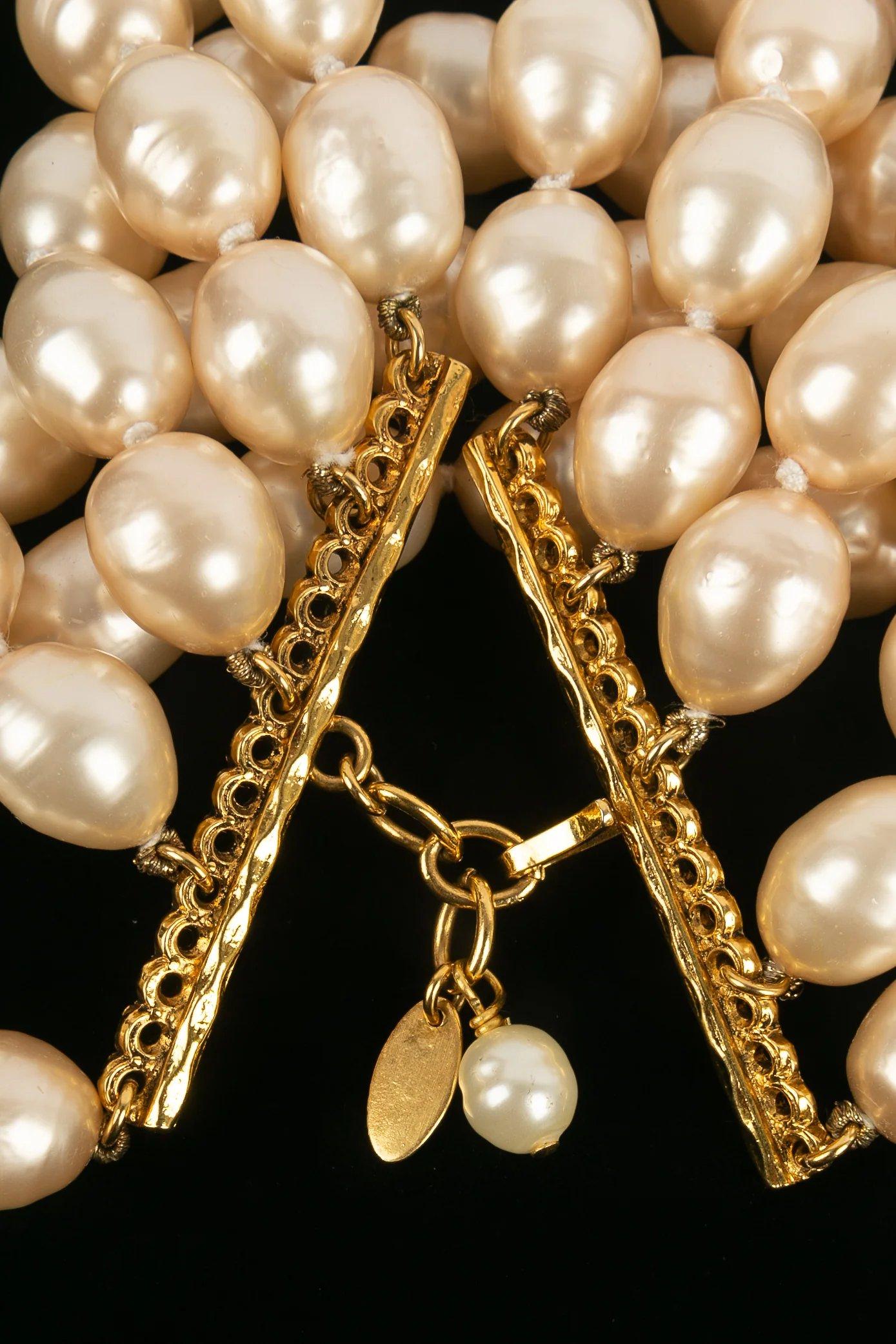 Chanel -(Made in France) Chanel pearl bracelet.

Additional information:

Dimensions: 19-22 L cm
Width: 6 cm
Condition: Very good condition

Seller Ref number: BRAB82