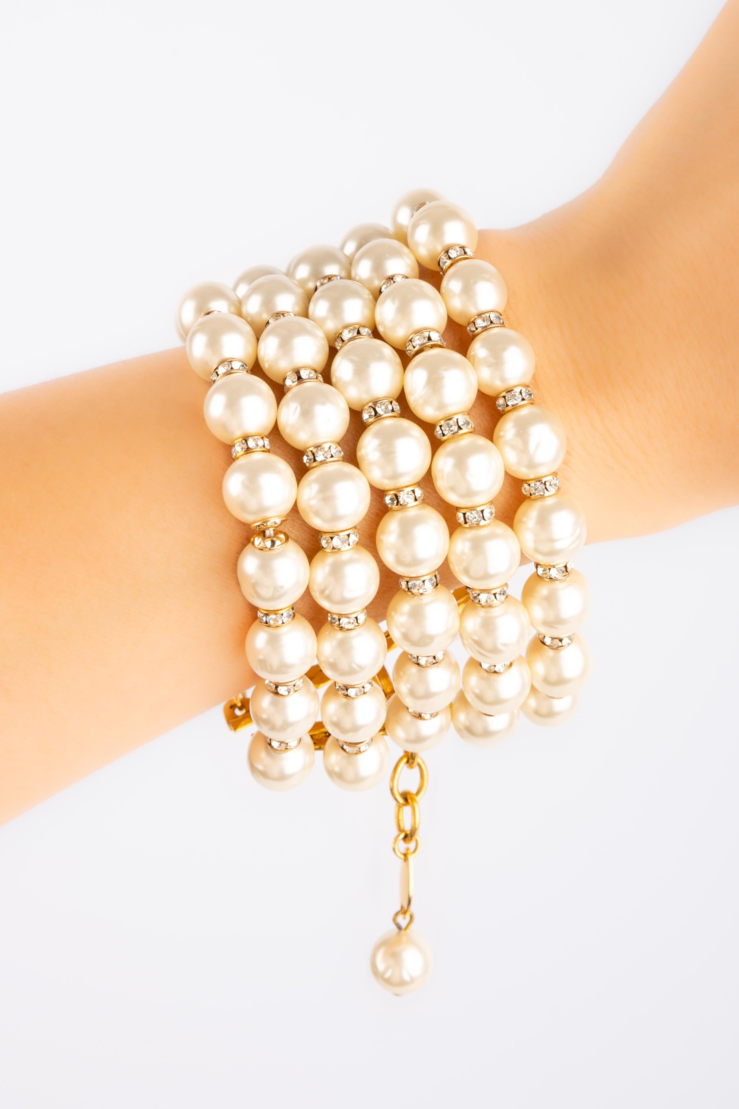 CHANEL - (Made in France) Bracciale di perle in costume a più file ravvivato da anelli in metallo dorato e strass. Gioielli degli anni '80.

Condizioni:
Buono stato

Dimensioni:
Lunghezza: da 20 a 22 cm

SKU:BRAB56