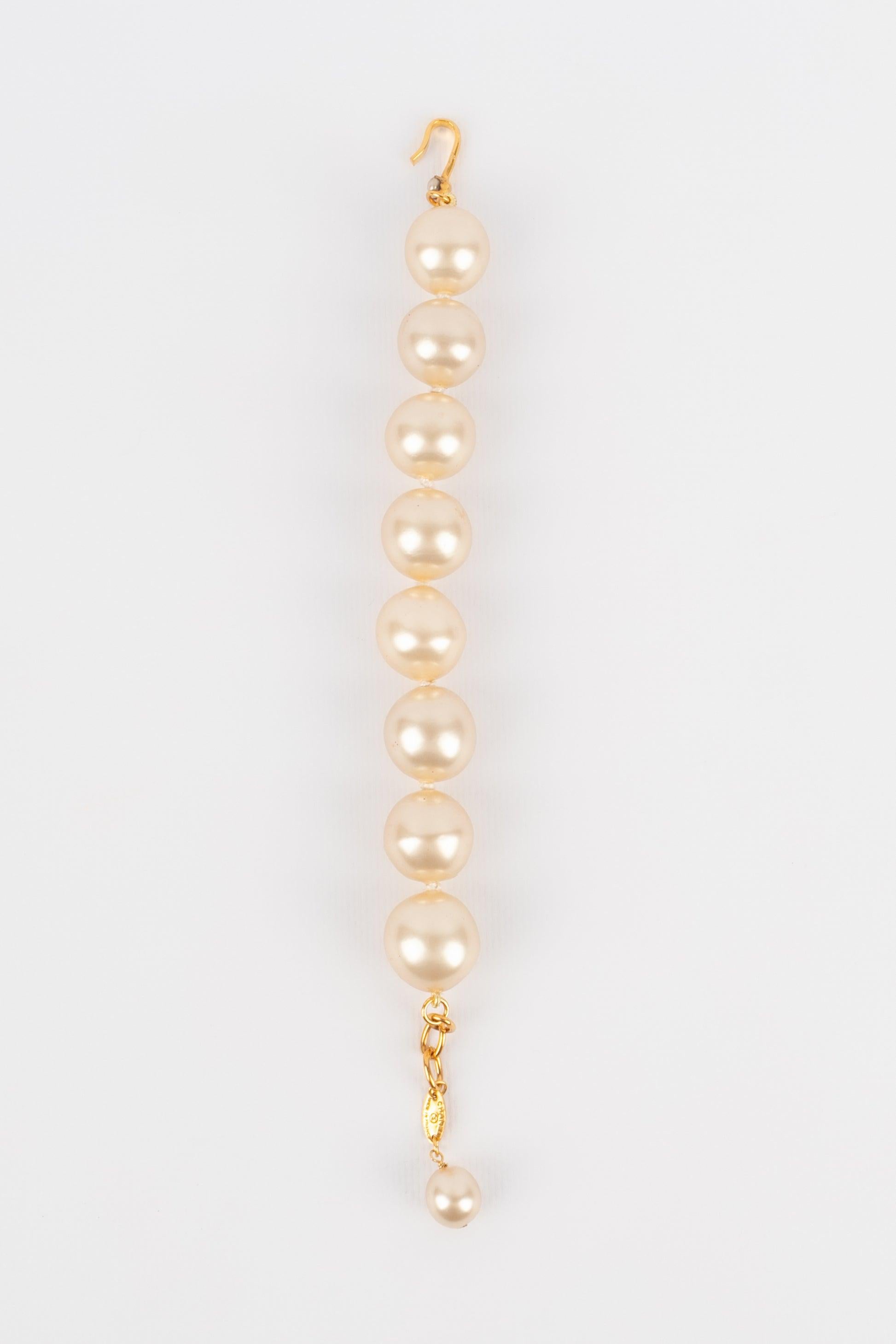 Chanel - (Made in France) Costume pearl bracelet with golden metal.

Additional information: 
Condition: Very good condition
Dimensions: Length: from 21 cm to 23 cm

Seller Reference: BRAB75