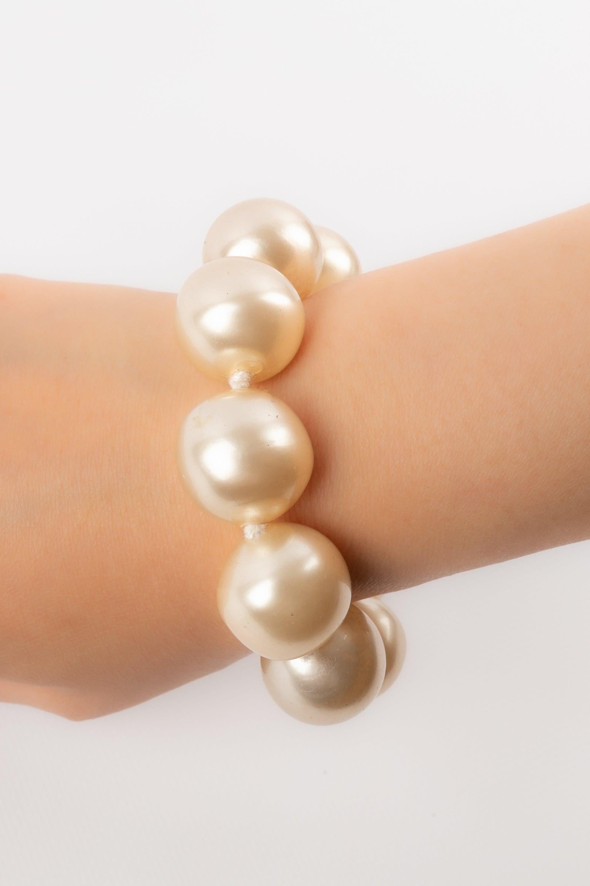 Chanel Pearl Bracelet with Golden Metal In Excellent Condition For Sale In SAINT-OUEN-SUR-SEINE, FR