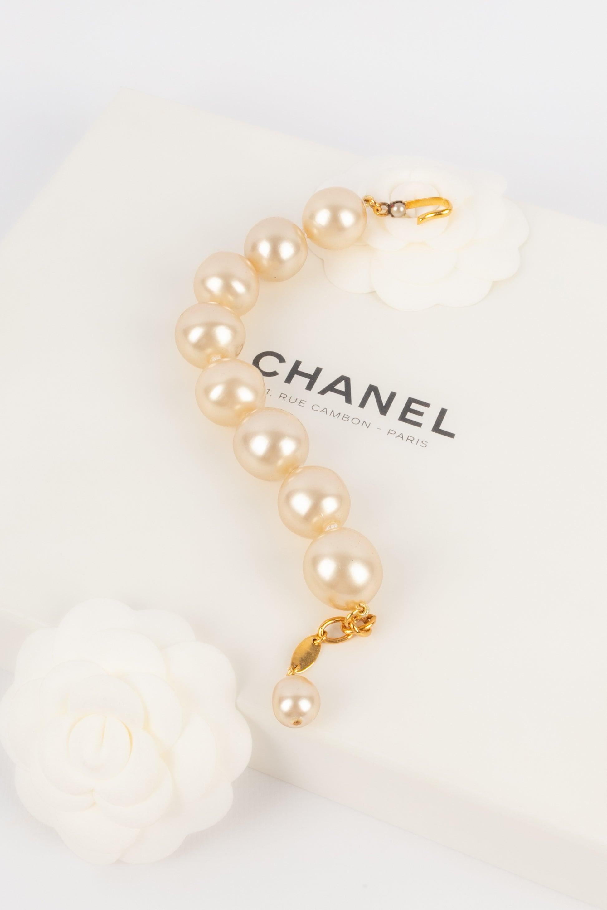 Women's Chanel Pearl Bracelet with Golden Metal For Sale