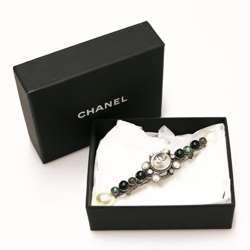 Beautiful Chanel Brooch pearls, rhinestones in ruthenium metal
Condition: Never worn, delivered in its original box.
Made in France
Material: metal, pearl drops, rhinestones
Color: gray, mother-of-pearl, green 
Total length: 12 cm
Jewelry: blackened