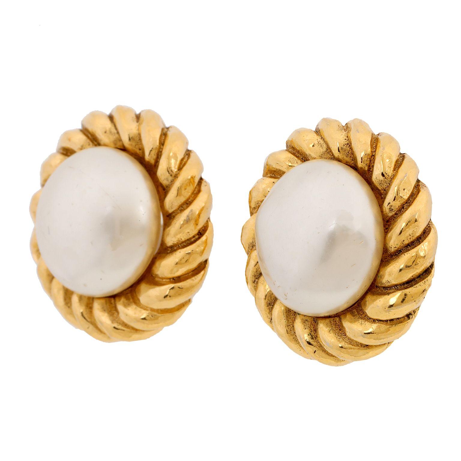 Chanel Pearl Button Gold Rope Clip On Earrings In Good Condition For Sale In Palm Beach, FL