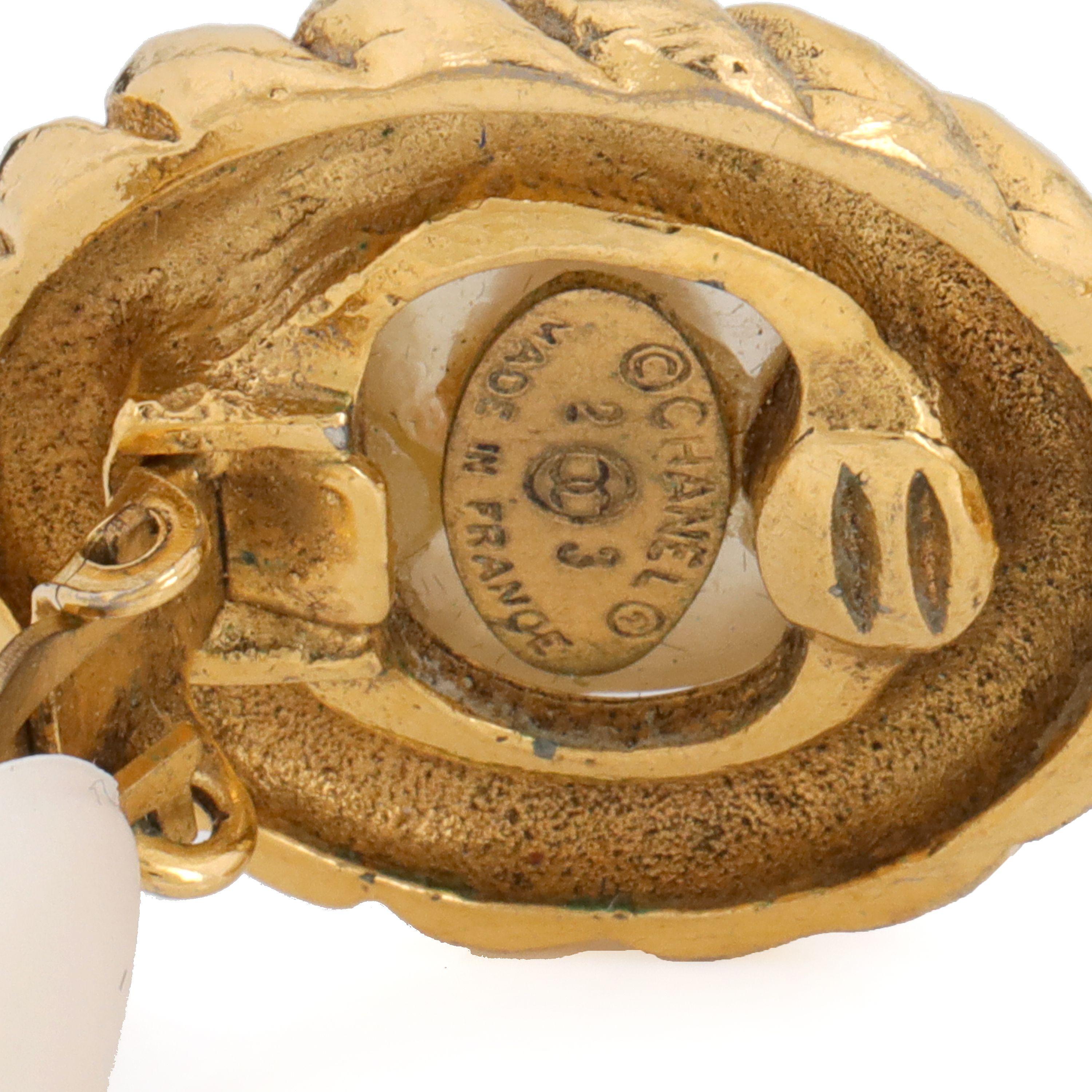 Chanel - Boucles d'oreilles à clip en or avec bouton en forme de perle Unisexe en vente