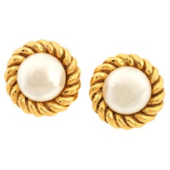 Chanel Pendientes de clip con botón de perla y cuerda dorada
