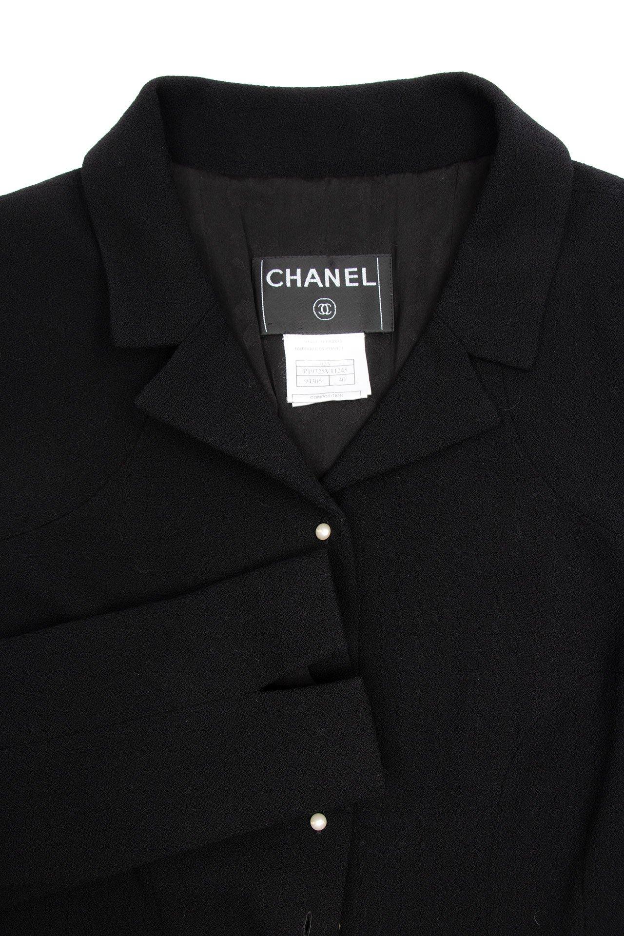 Chanel Pearl Buttons Black Tweed Coat Jacket In Excellent Condition For Sale In Dubai, AE