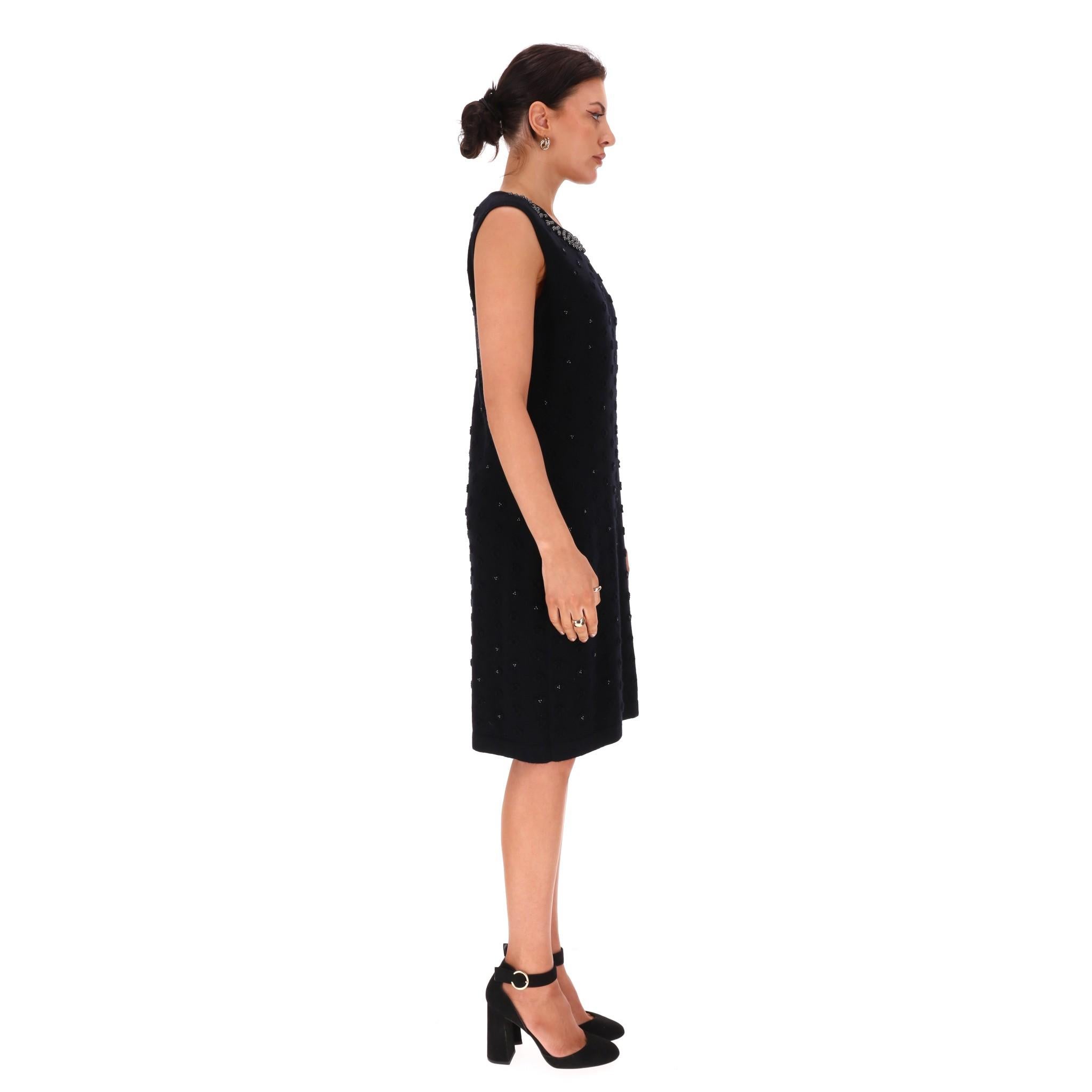 Noir Robe Chanel en cachemire perlée et fleur de camélia en vente