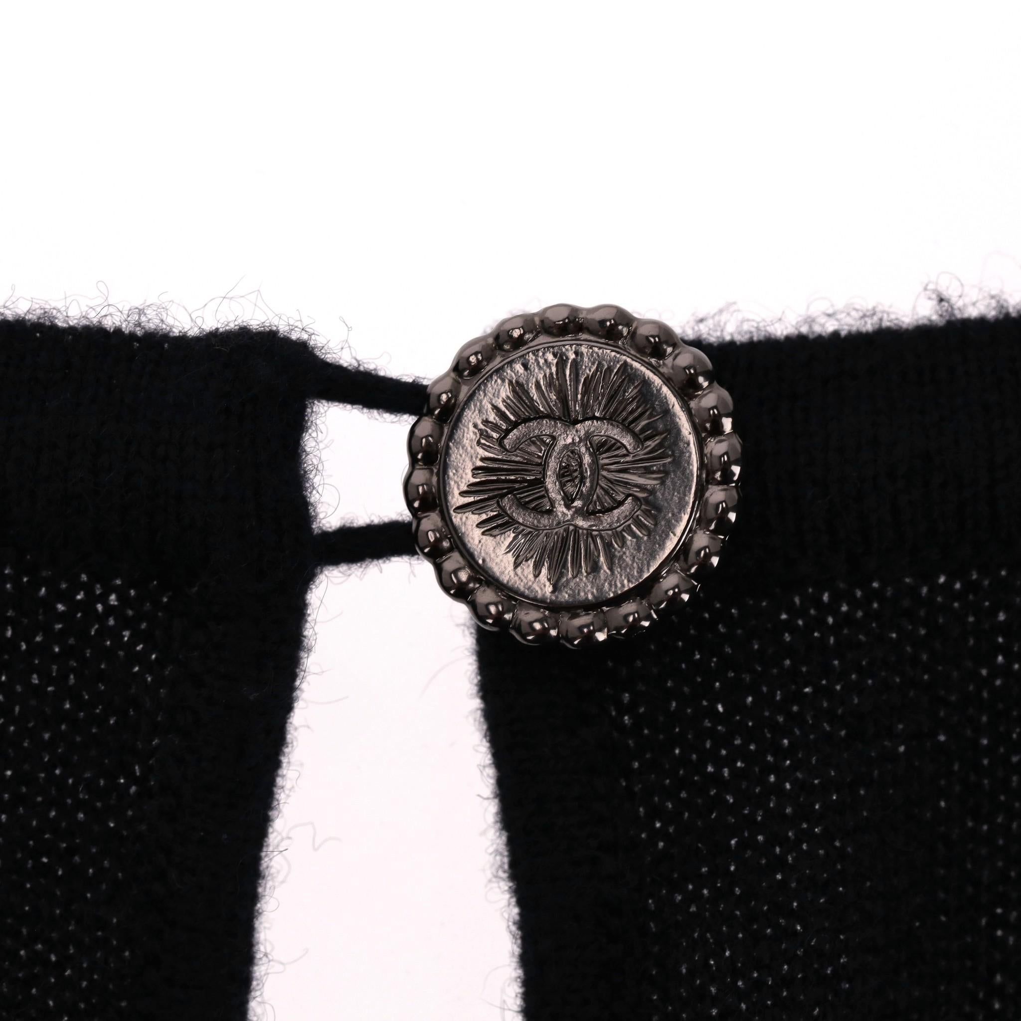 Robe Chanel en cachemire perlée et fleur de camélia en vente 1