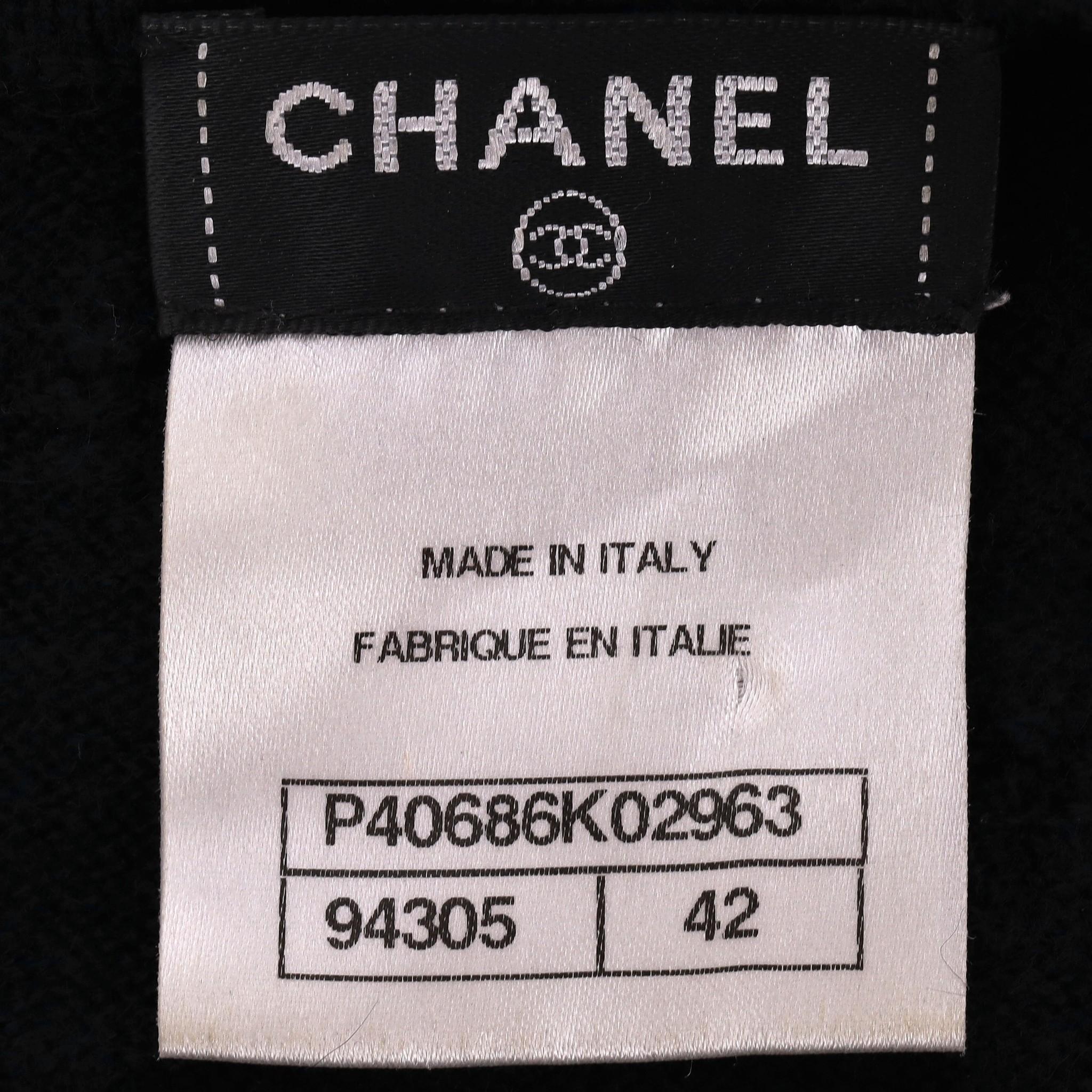 Robe Chanel en cachemire perlée et fleur de camélia en vente 2