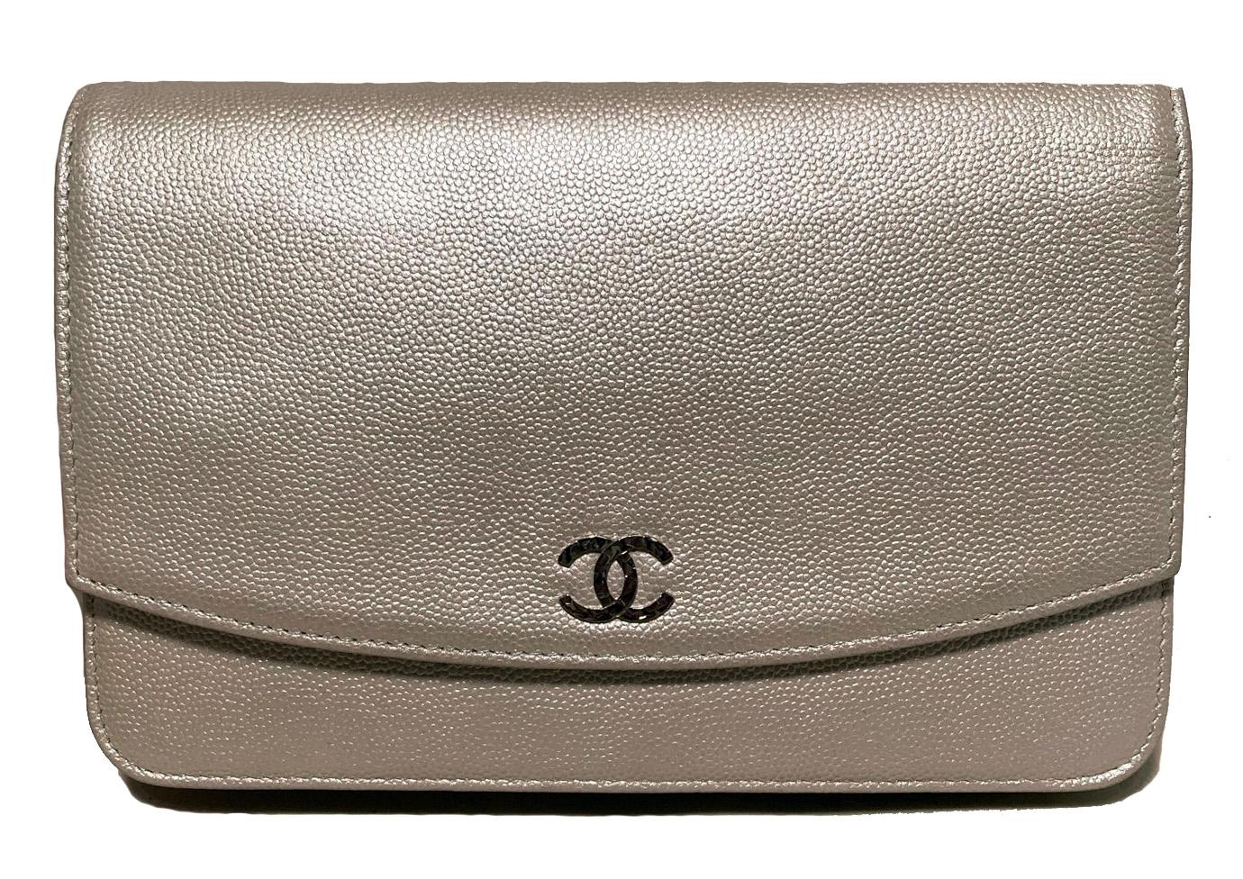 Chanel Pearl Caviar Leather WOC Wallet on a Chain in excellent condition. Iridescent pearl caviar leather exterior trimmed with silver CC logo and woven leather and chain shoulder strap. Front snap closure opens to a pearl leather and grey nylon