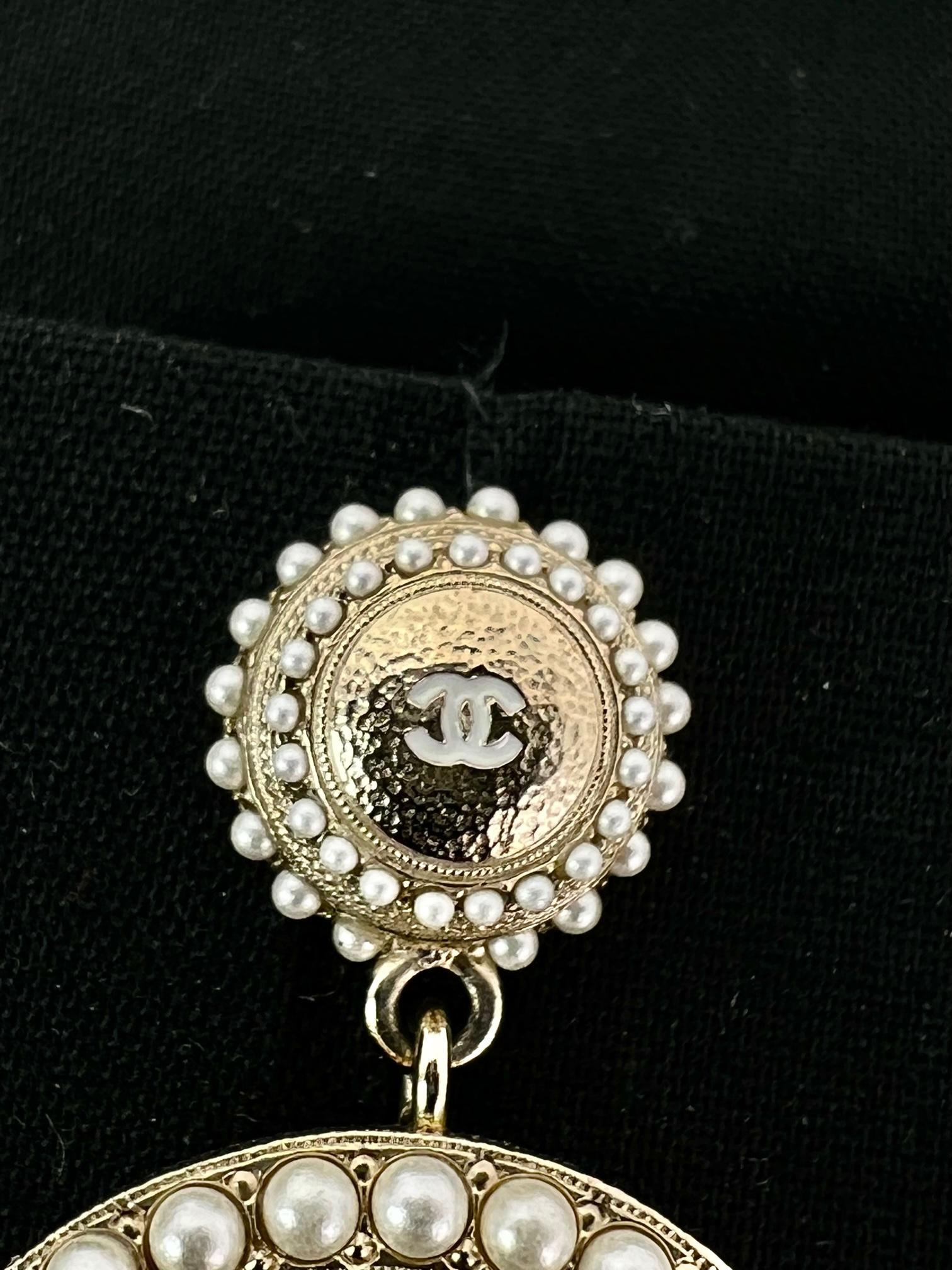 Bead CHANEL Pearl CC Drop Earrings in Gold 