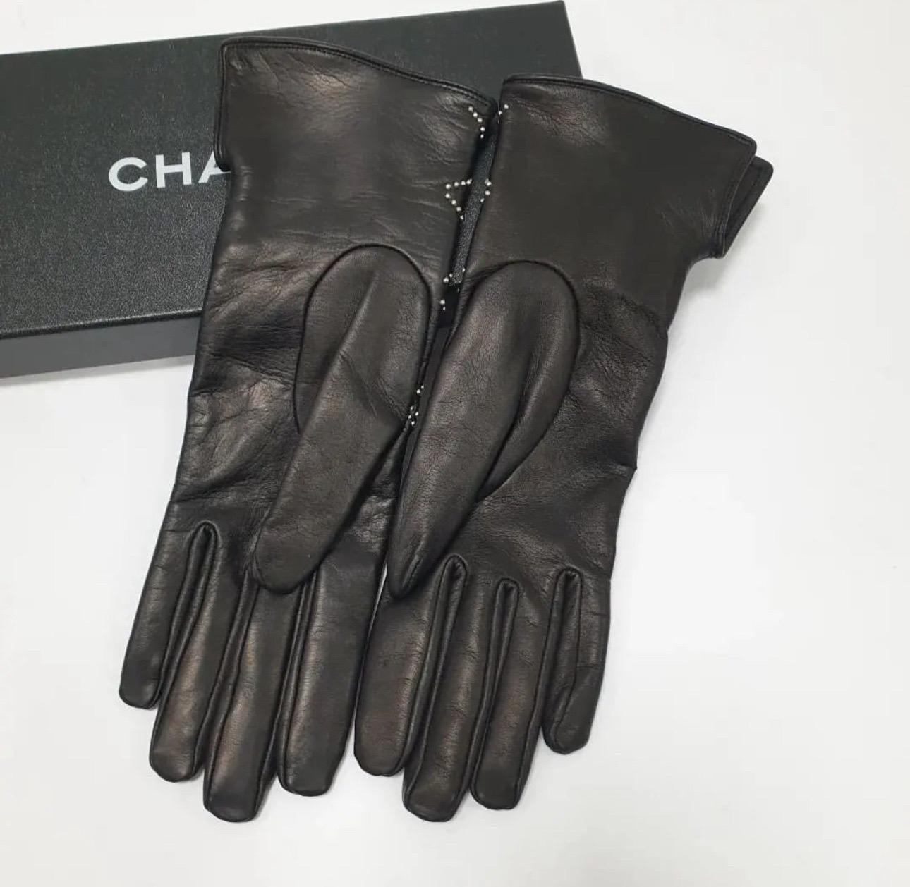 CHANEL Pearl CC Logo Black Leather Gloves In Good Condition In Krakow, PL