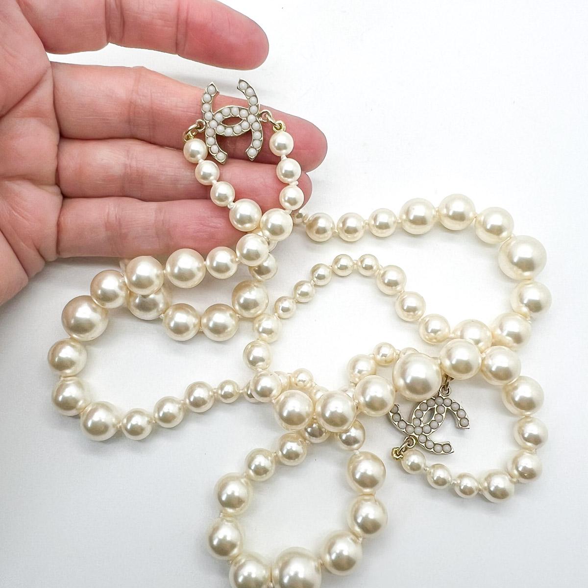 Chanel Pearl CC Logo Rope Necklace 2009 In Good Condition For Sale In Wilmslow, GB