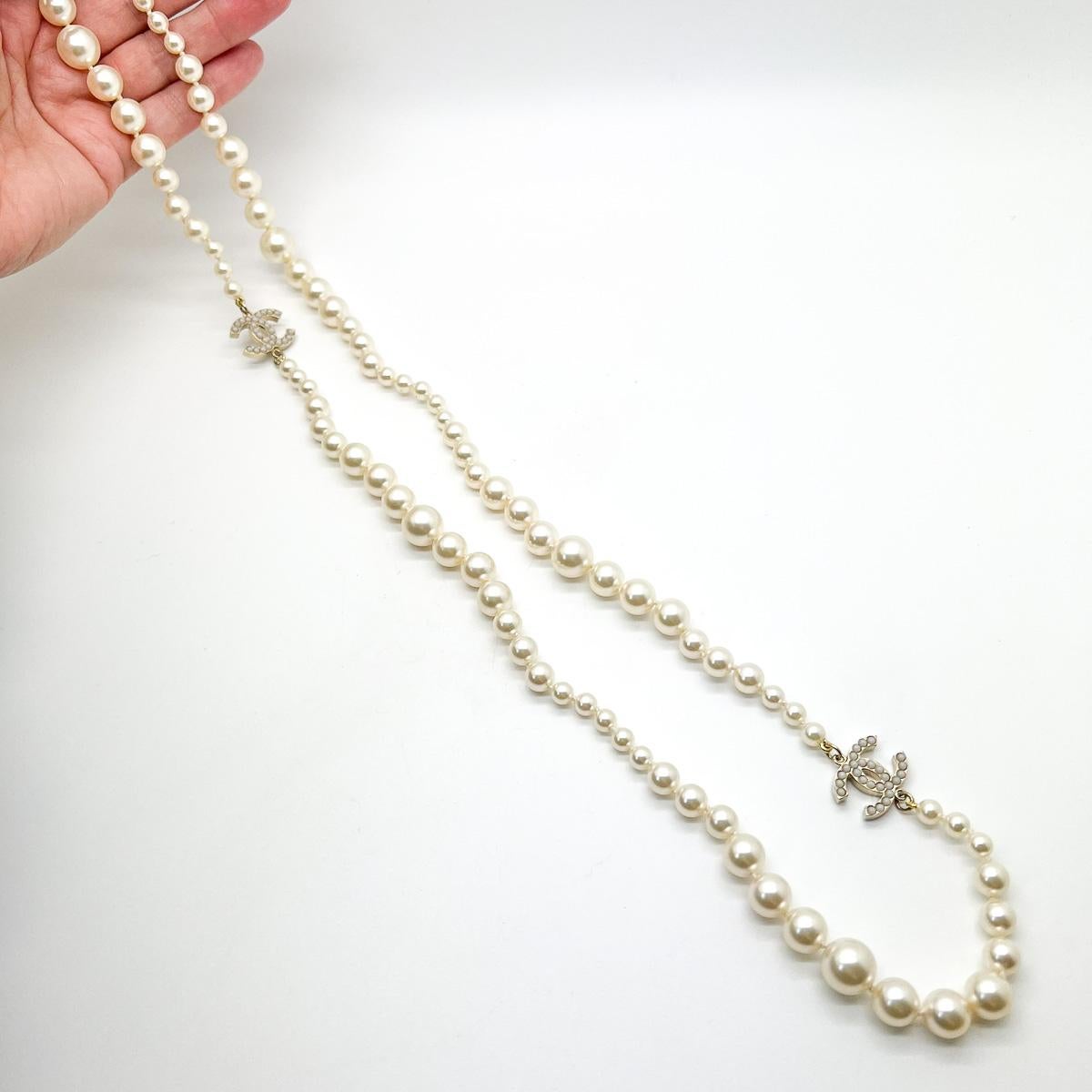 Women's or Men's Chanel Pearl CC Logo Rope Necklace 2009 For Sale