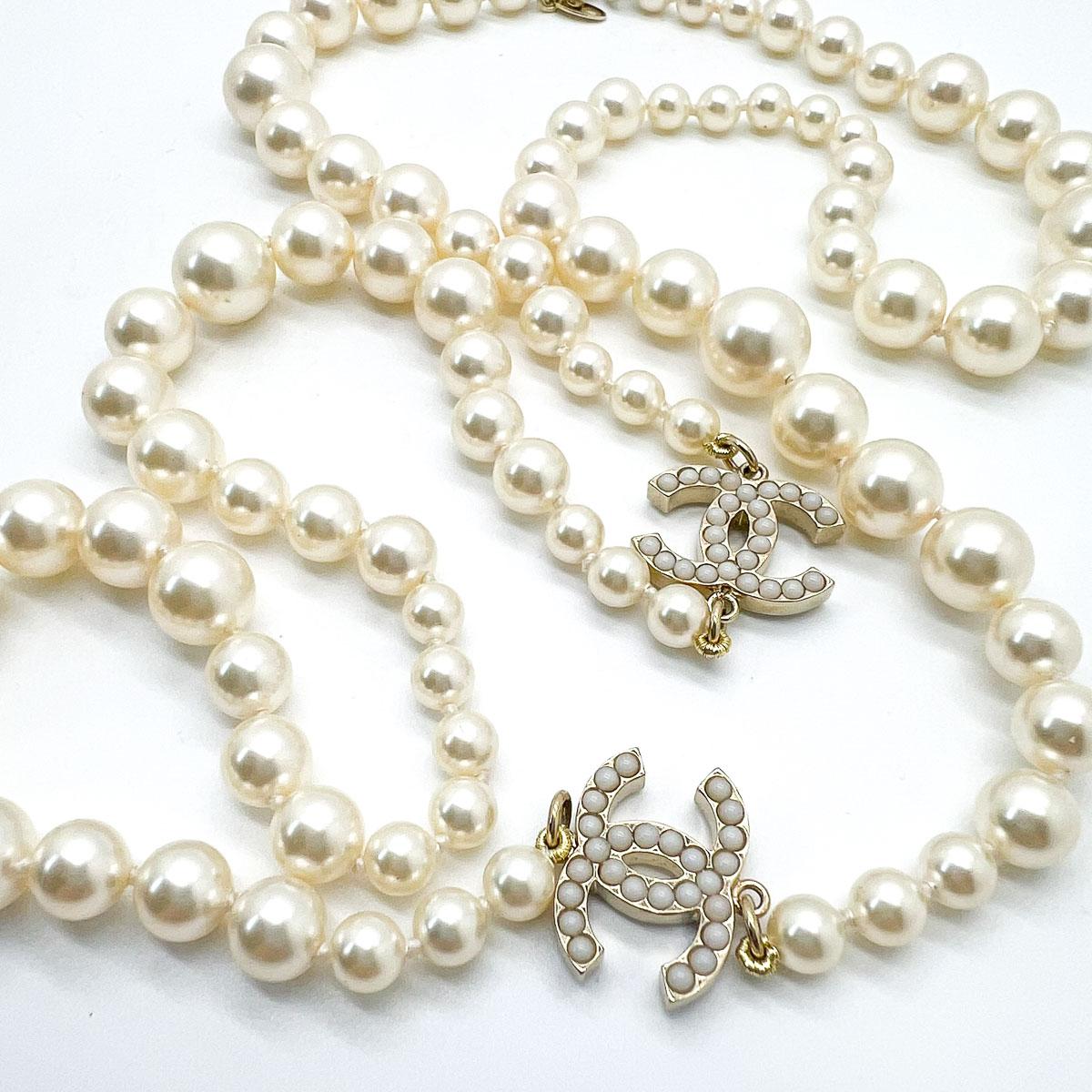 Chanel Pearl CC Logo Rope Necklace 2009 For Sale 1