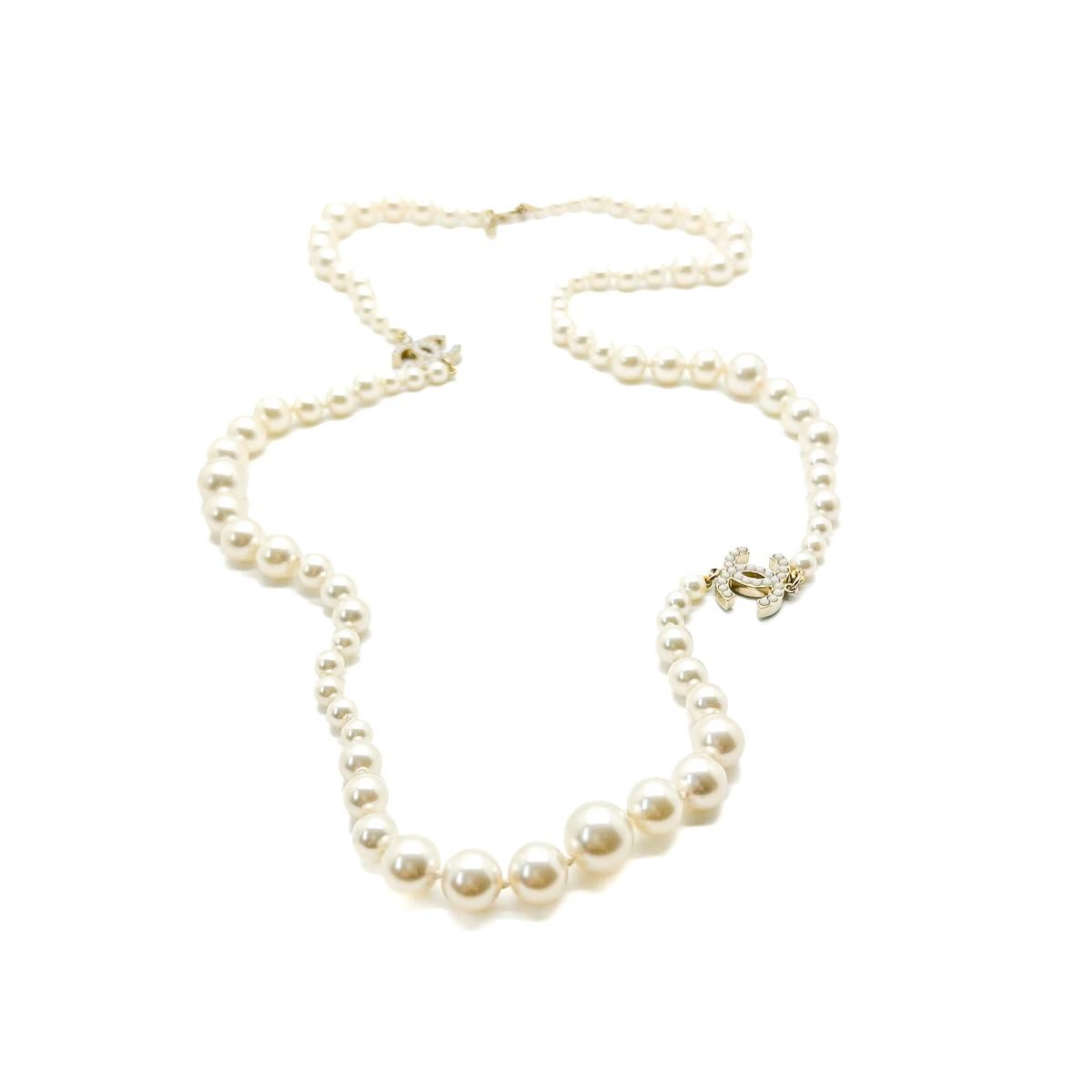 Chanel Pearl CC Logo Rope Necklace 2009 For Sale 3