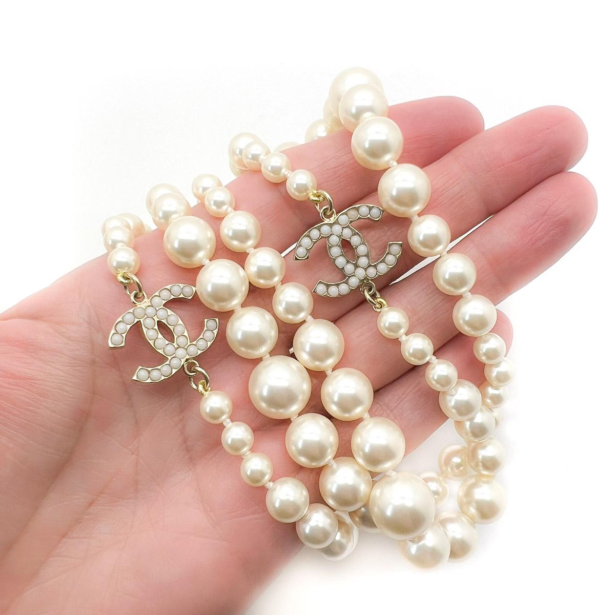 Chanel Pearl CC Logo Rope Necklace 2009 For Sale 4