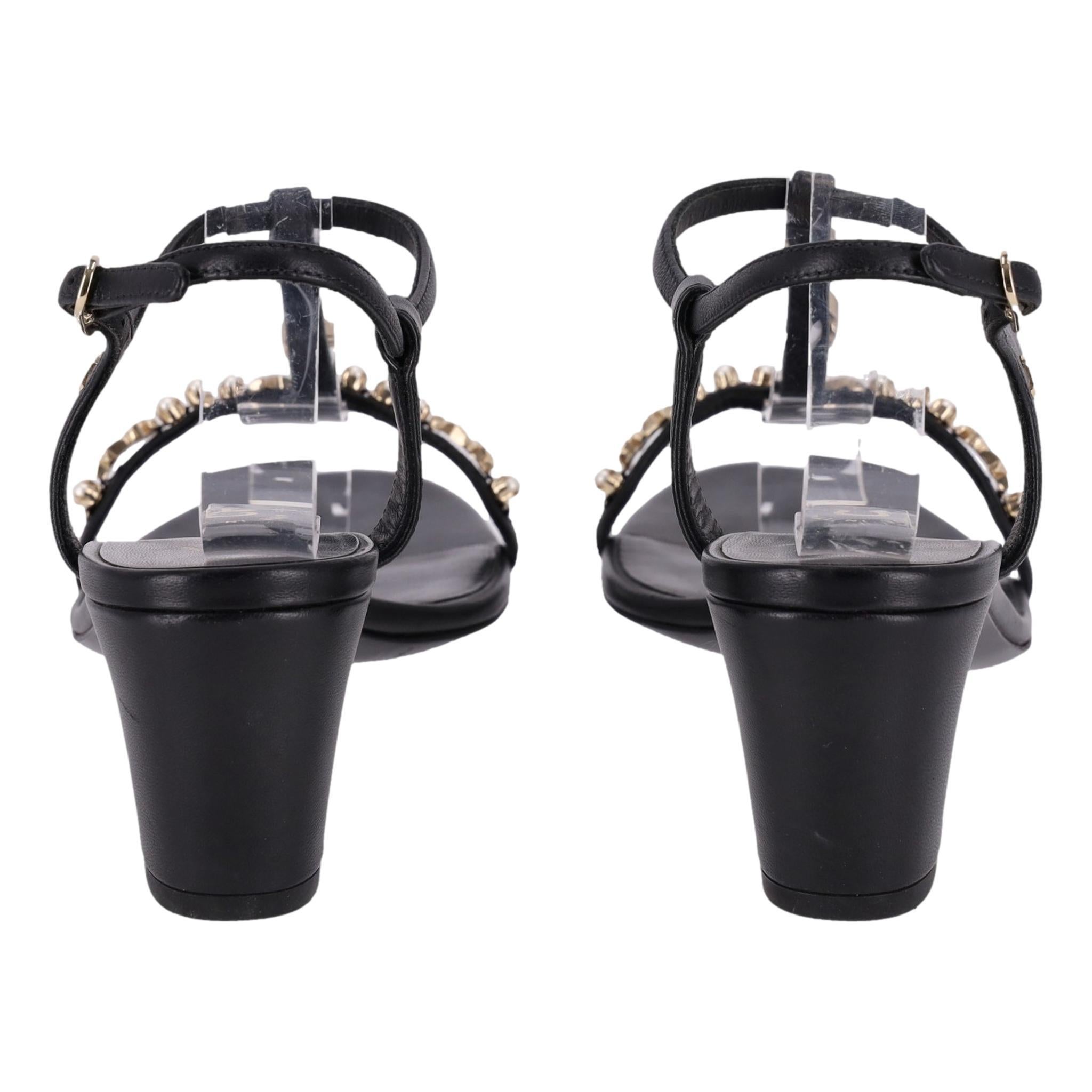 Chanel Pearl & CC' Logo Trimmed Leather Sandals In Excellent Condition In London, GB