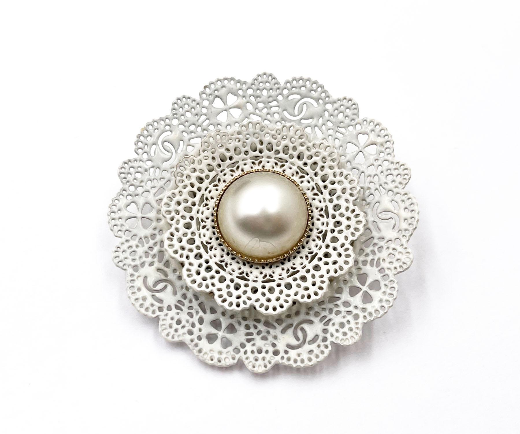 Chanel Pearl CC White Lace Brooch

* Marked 15
*Made in Italy
*Comes with the original box 

- It is approximately 2
