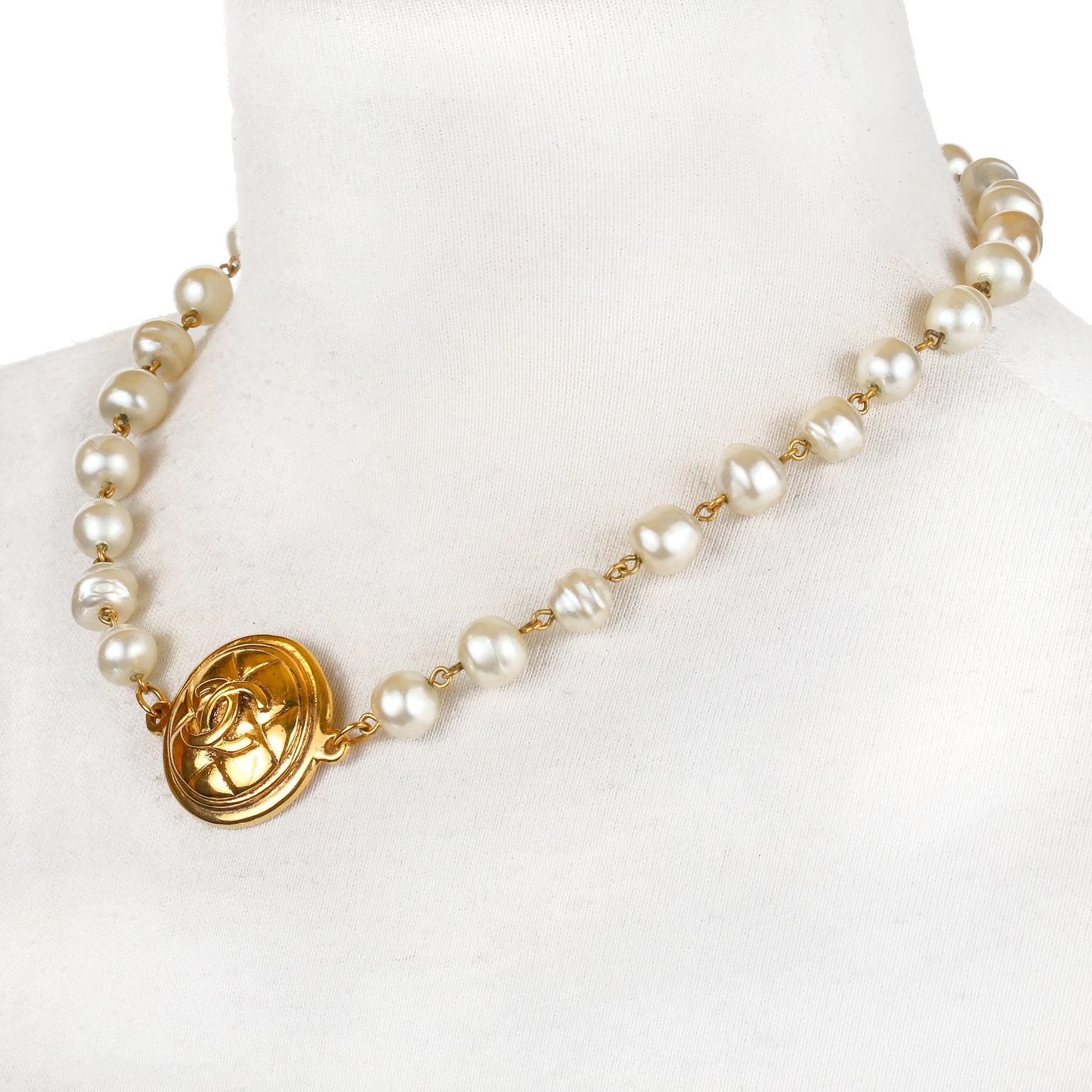 Chanel Pearl Choker In Good Condition In Palm Beach, FL