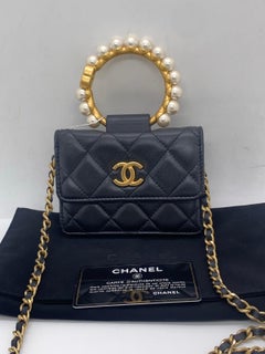 CHANEL Pearl Crown Clutch Piel de cordero acolchada negra Herrajes dorados Correa de cadena