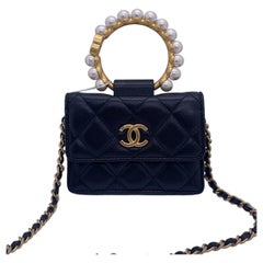 CHANEL Pearl Crown Clutch Piel de cordero acolchada negra Herrajes dorados Correa de cadena
