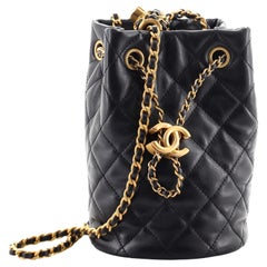 Sac seau Chanel Pearl Crush en cuir d'agneau matelassé