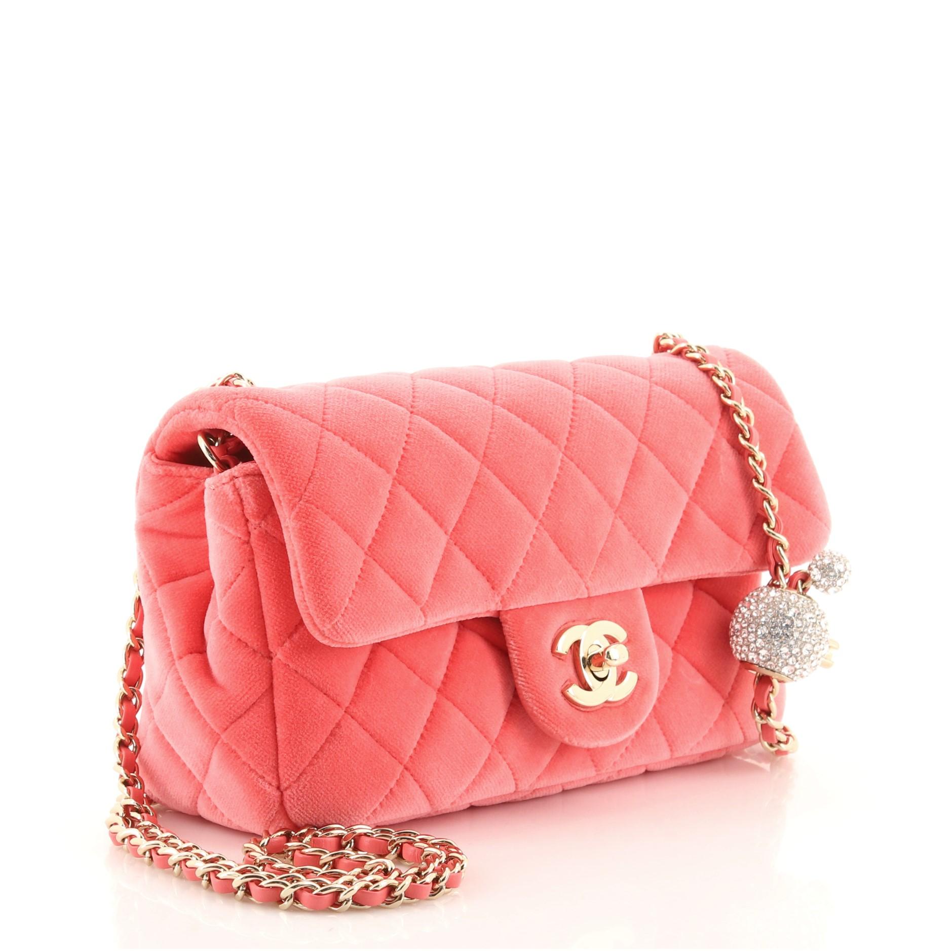 Chanel Perlen Crush Klappentasche aus gestepptem Samt mit Kristalldetail Mini (Rot)