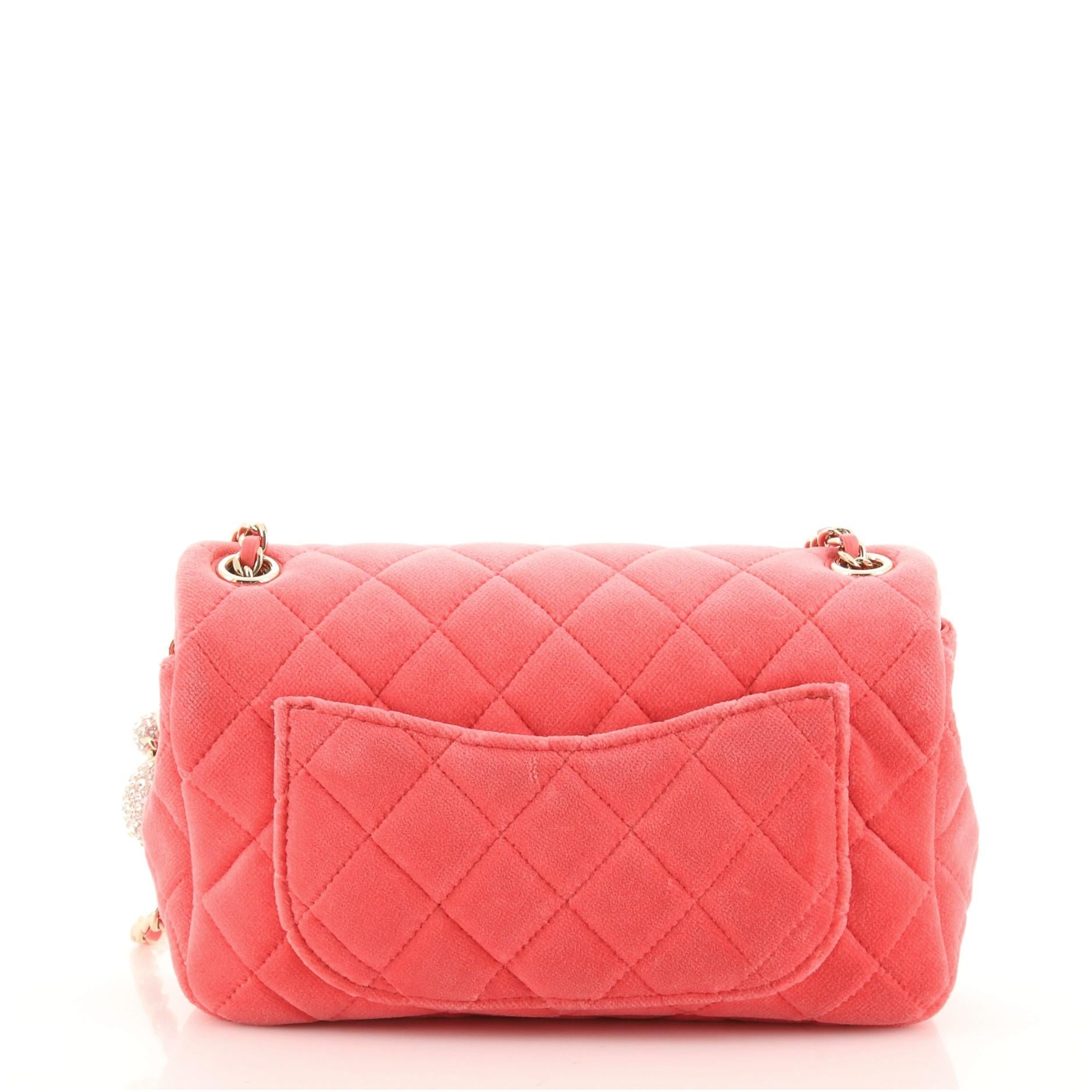 Chanel Perlen Crush Klappentasche aus gestepptem Samt mit Kristalldetail Mini im Zustand „Gut“ in NY, NY
