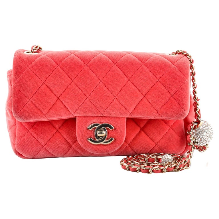 Chanel Perlen Crush Flap Tasche aus gestepptem Samt mit Kristalldetail Mini  im Angebot bei 1stDibs