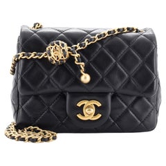 Sac à rabat carré Chanel Pearl Crush en cuir d'agneau matelassé Mini