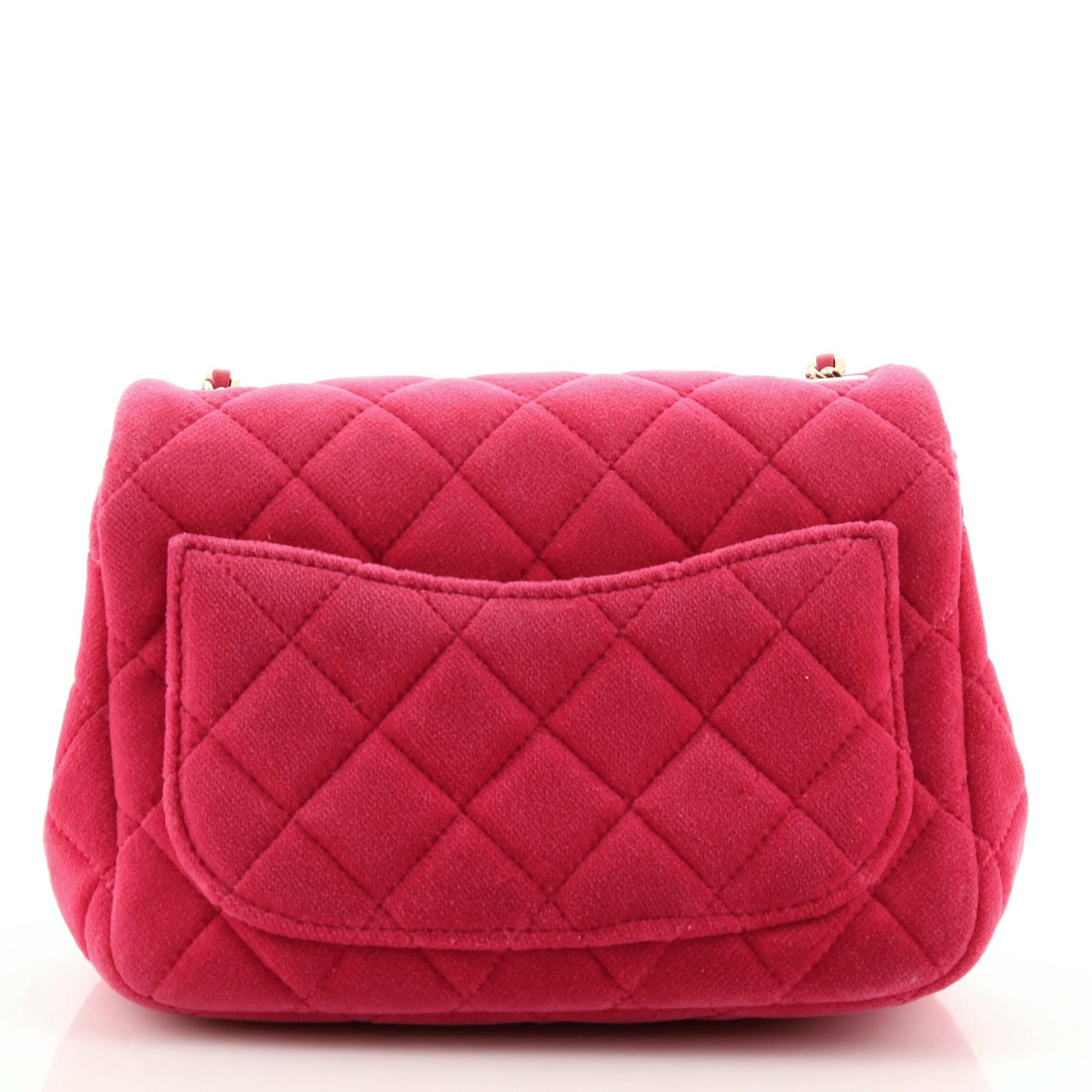 Chanel Perlen Crush Quadratische Klappe Tasche aus gestepptem Samt mit Kristalldetail Mini im Zustand „Gut“ in NY, NY