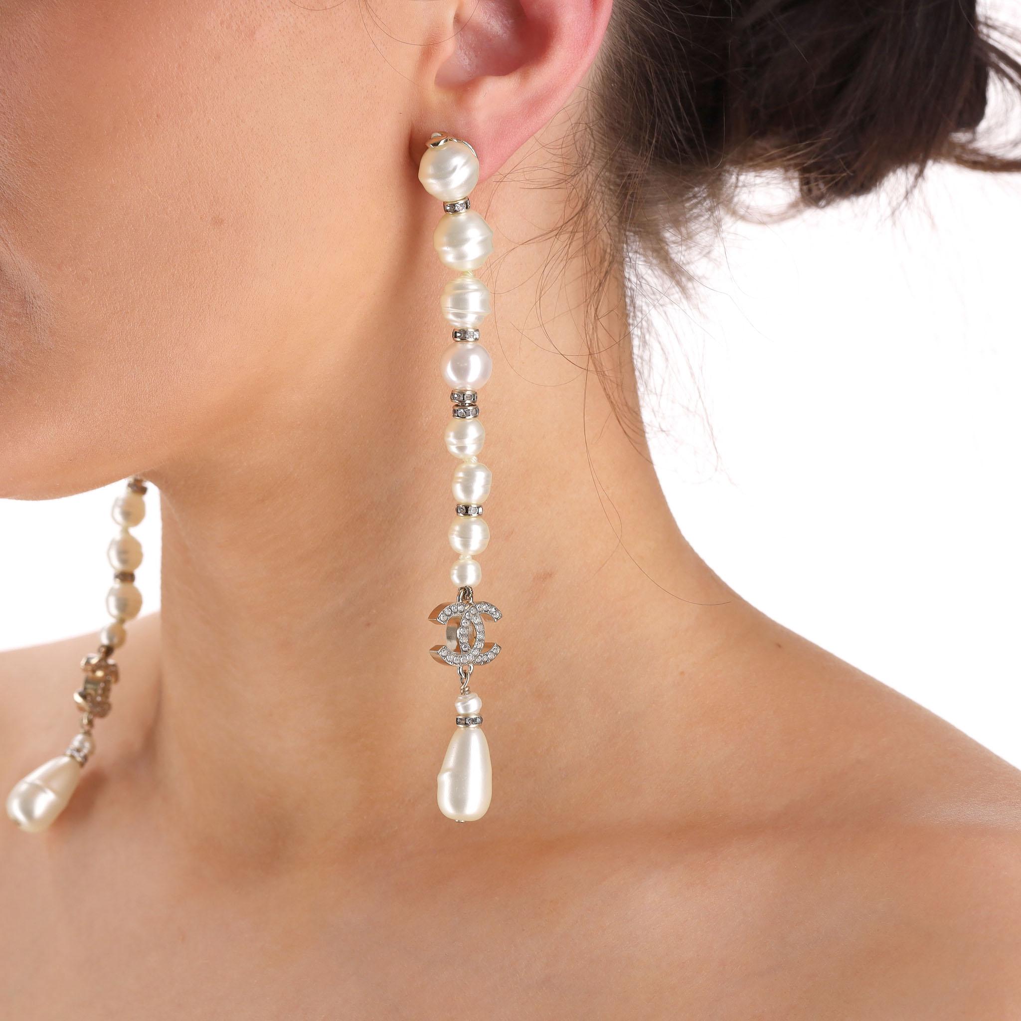 Rare Item - Chanel Pearl & Crystal 'CC' Logo Drop Earrings

Gold earrings designed with faux pearls with gold crystal embellished beads.

Detailed with crystal 'CC' logo and drop pearl to the end.

From Fall 2023 Collection.

Size – One