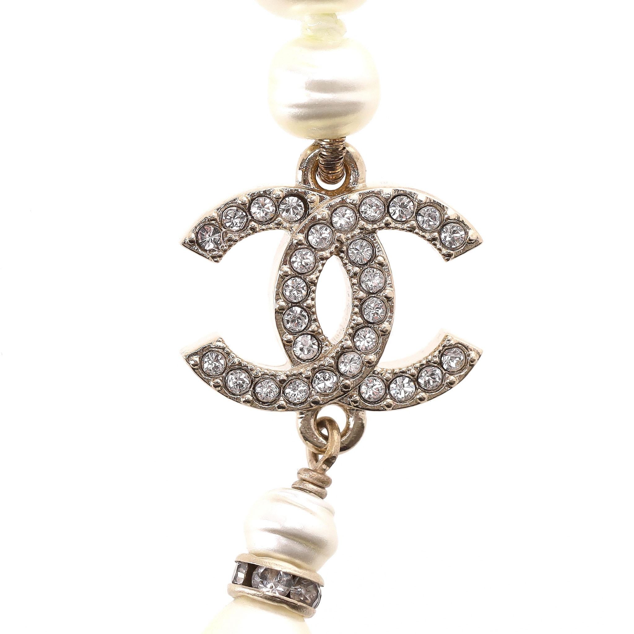 Women's Chanel Pearl & Crystal 'CC' Logo Drop Earrings For Sale
