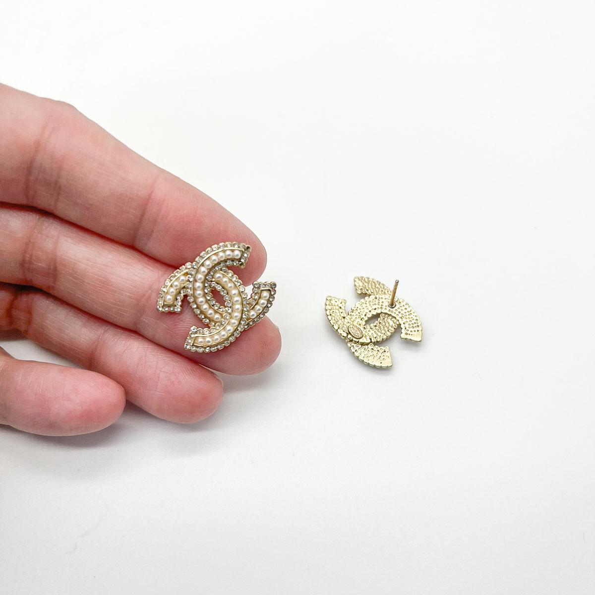 Women's or Men's Chanel Pearl & Crystal CC Logo Earrings 2020 For Sale