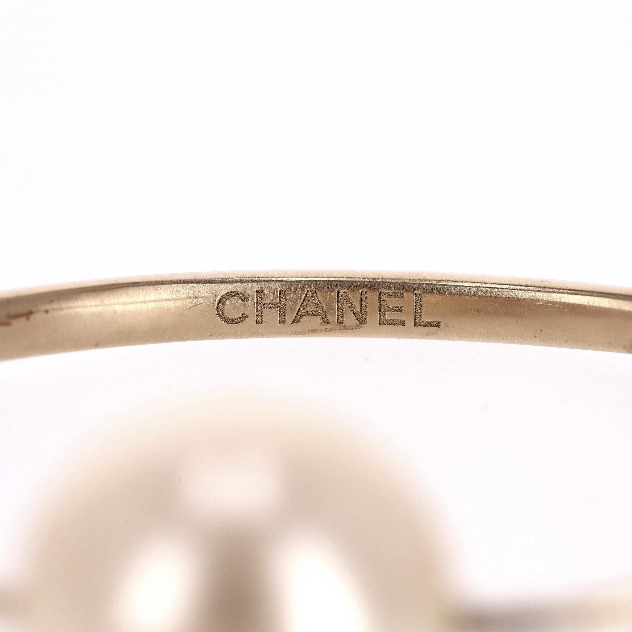 Chanel Perlendetail überdimensionale Creolen im Angebot 1