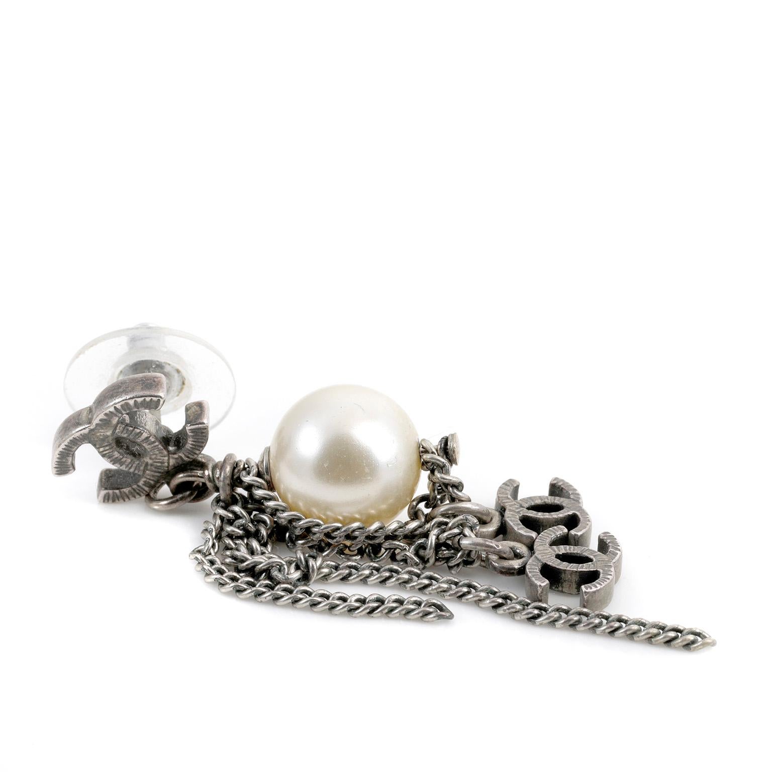 Chanel Perlen Dripping Chains CC-Ohrringe im Zustand „Hervorragend“ im Angebot in Palm Beach, FL
