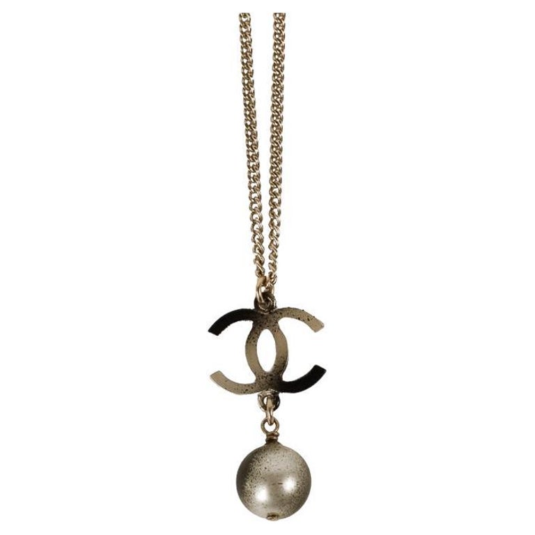 CHANEL 26S DOUBLE C LOGO LEAF & PEARL DROP PENDANT NECKLACE WITH CRYSTAL DETAIL IN GOLD METAL 631013