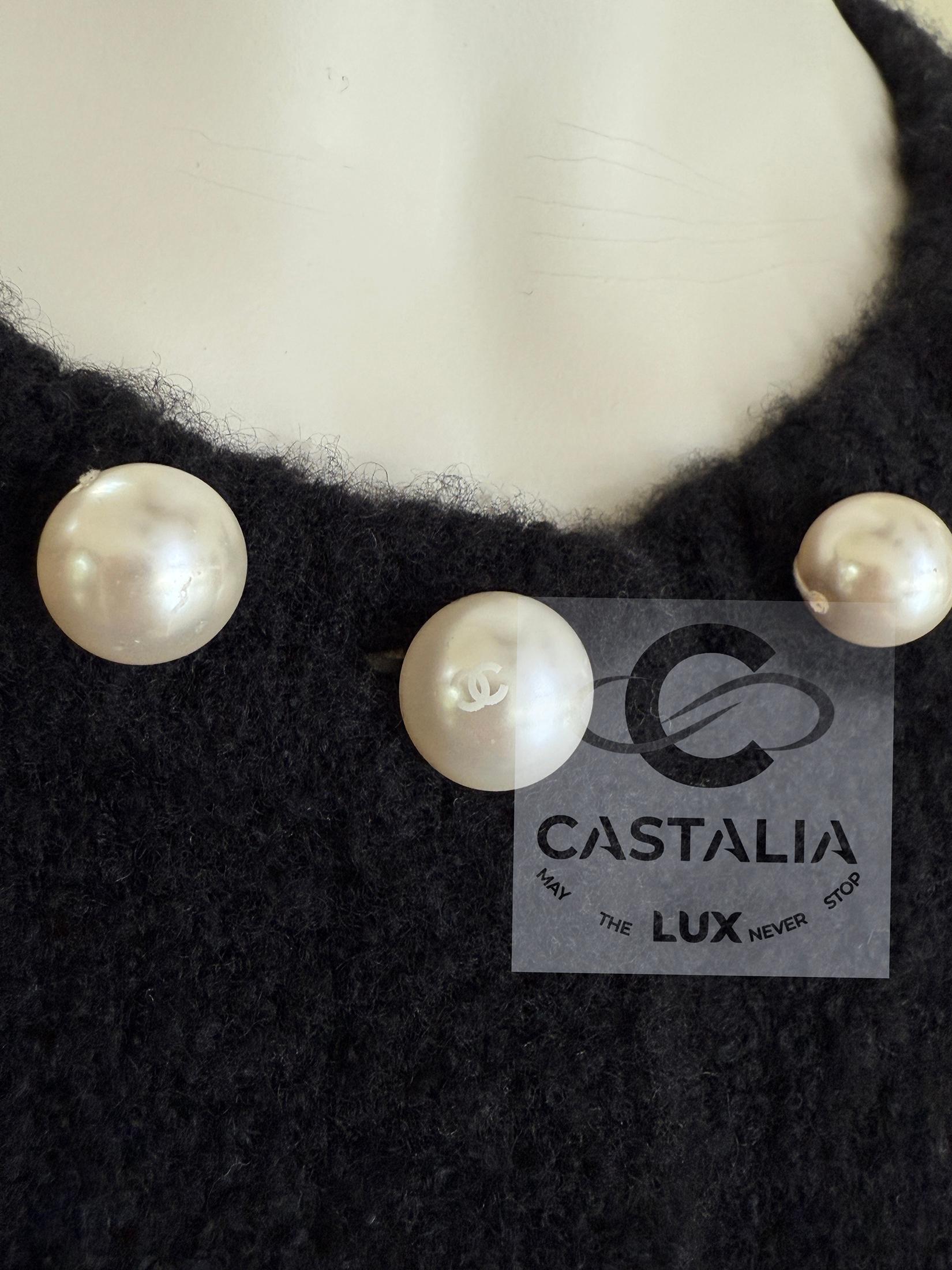 Chanel - Veste en cachemire baroque ornée de perles 40 FR en vente 3