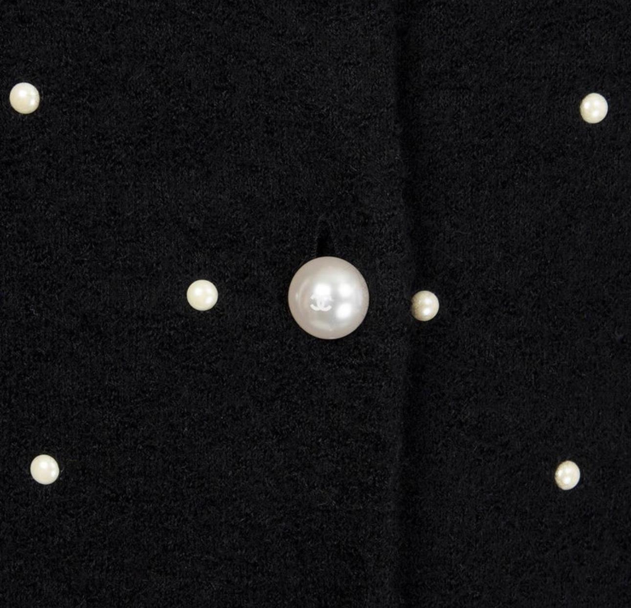 Charming Chanel black mohair cardigan with pearl embellishment and CC logo pearl buttons
Size mark 36 FR. Never worn
